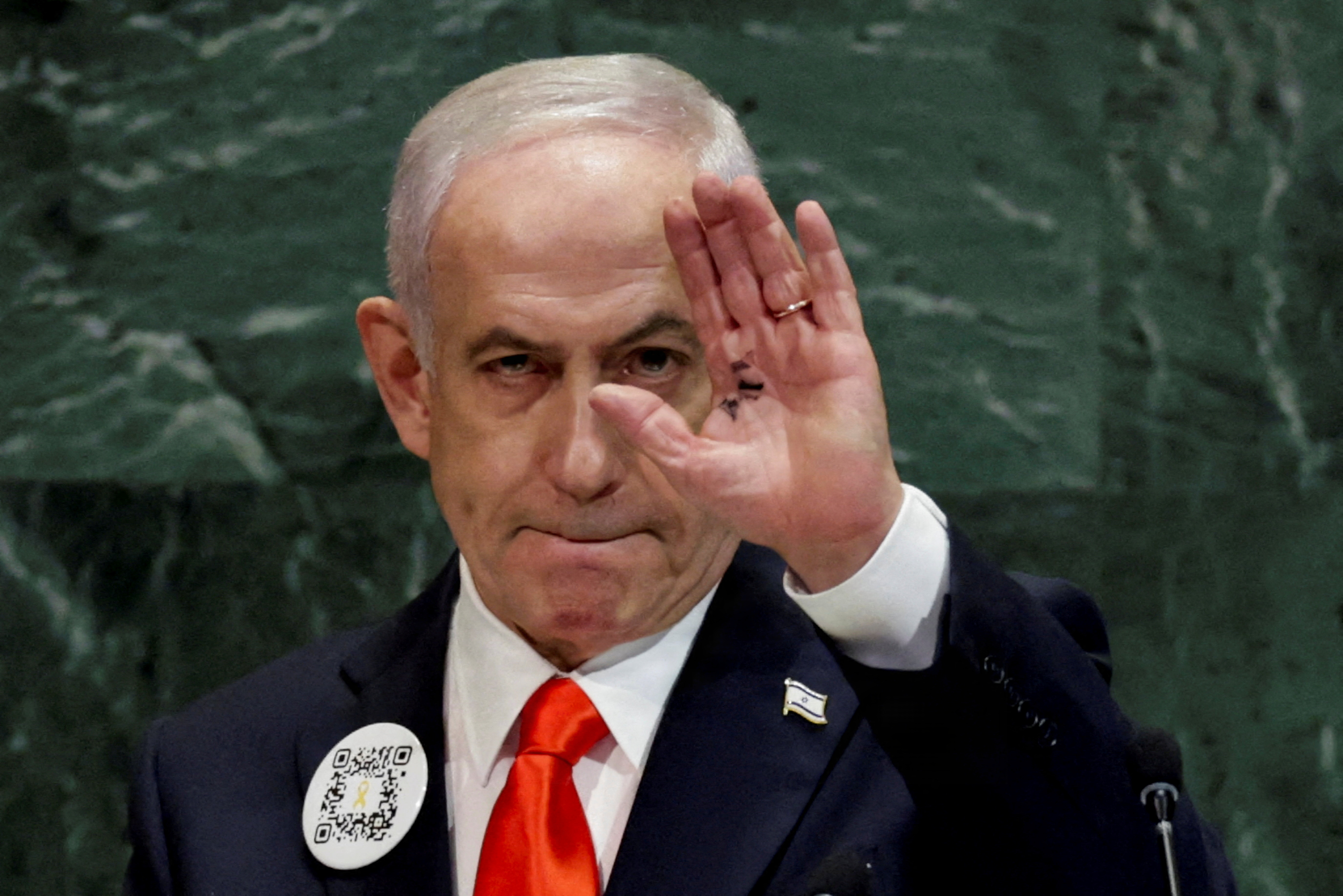 Netanyahu skyder med skarpt: Beder 'moralske kujoner' forlade salen — Benjamin Netanyahu indtager talerstolen ved FN's generalforsamling under buhråb og…