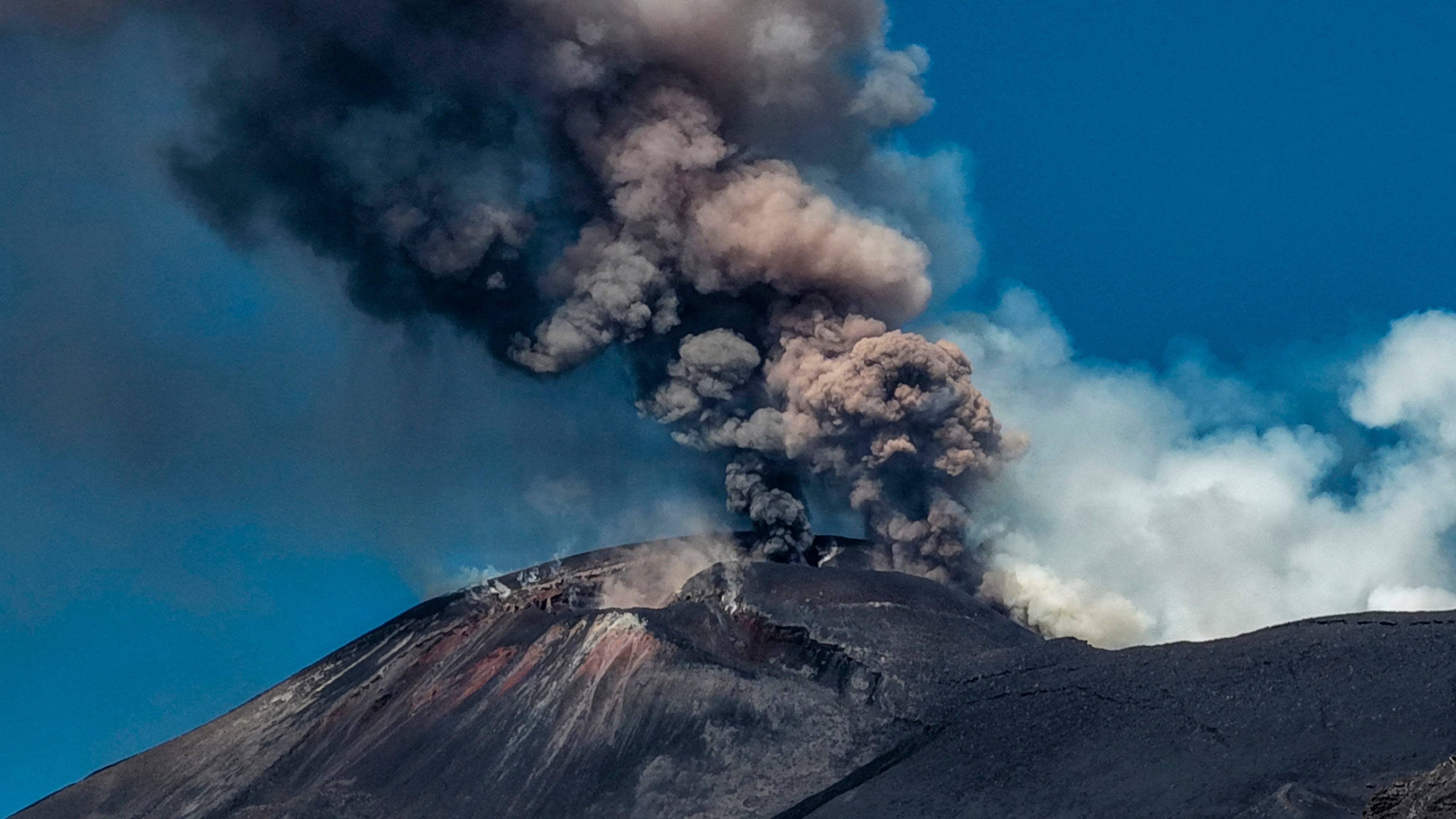 Flyaflysninger efter askesøjle over Etna-vulkan