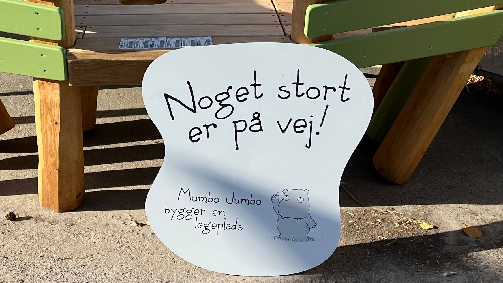 Børnebogsfigurerne Mimbo Jimbo og Mumbo Jumbo marcherer ind i Ree Park