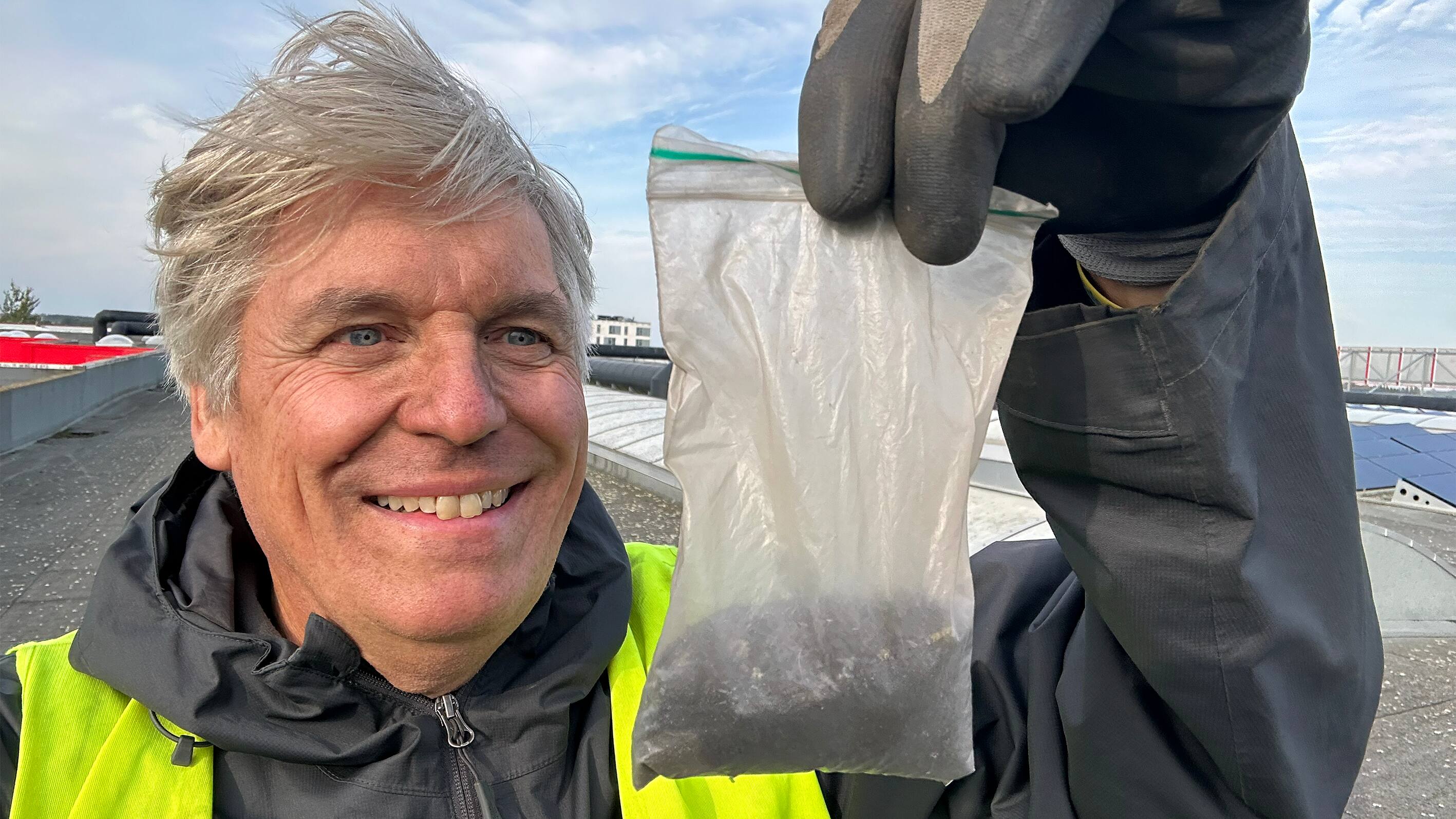 Jon er i gang med at løse livets gåde – på taget af et byggemarked