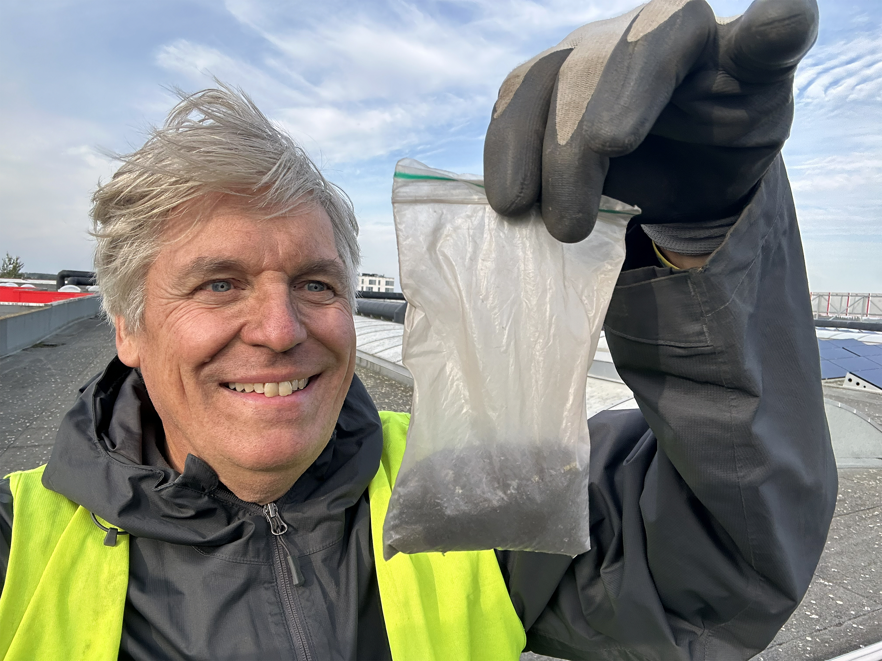 Jon er i gang med at løse livets gåde – på taget af et byggemarked
