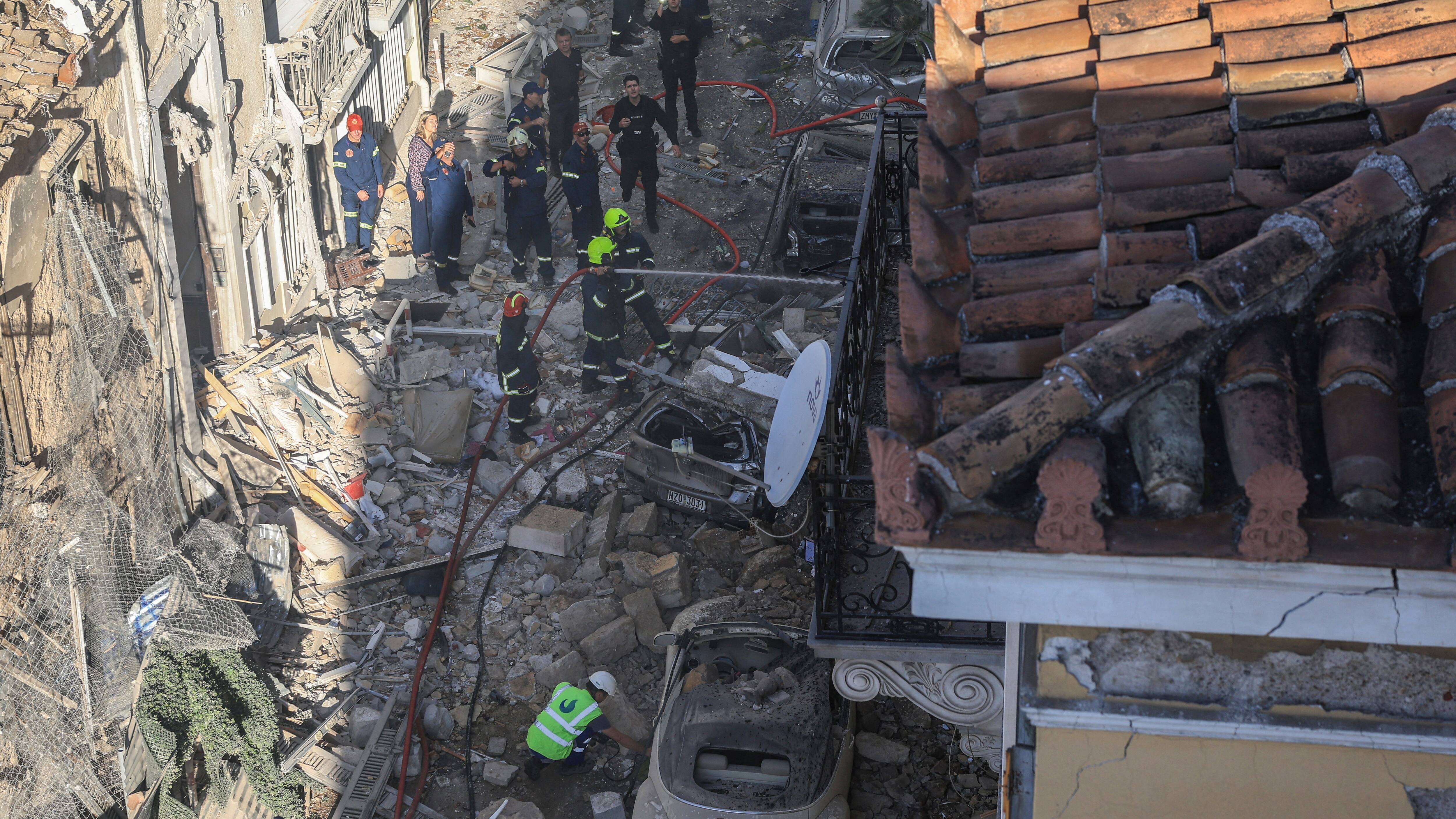 Fem savnes efter eksplosion i Athen