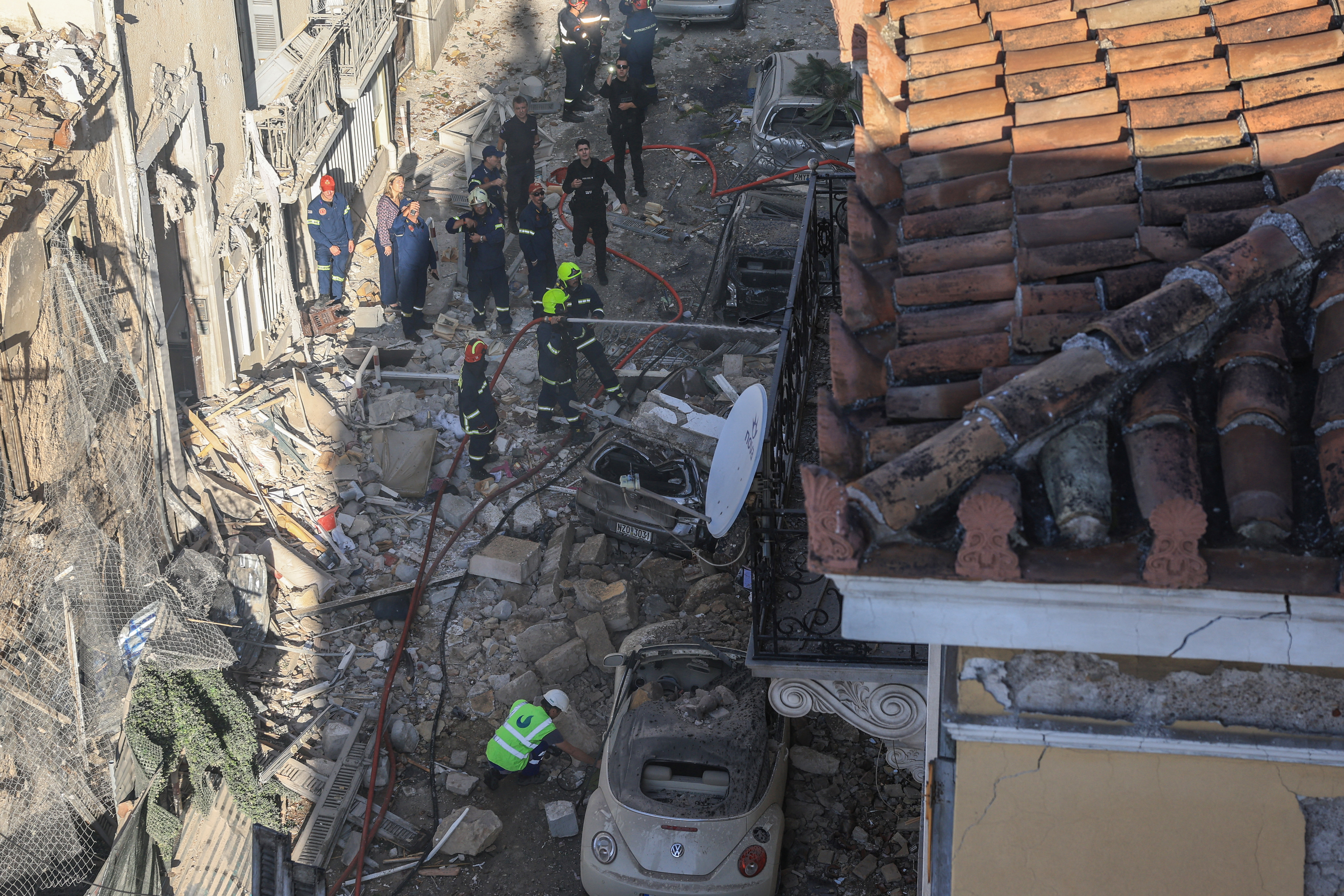 Fem savnes efter eksplosion i Athen