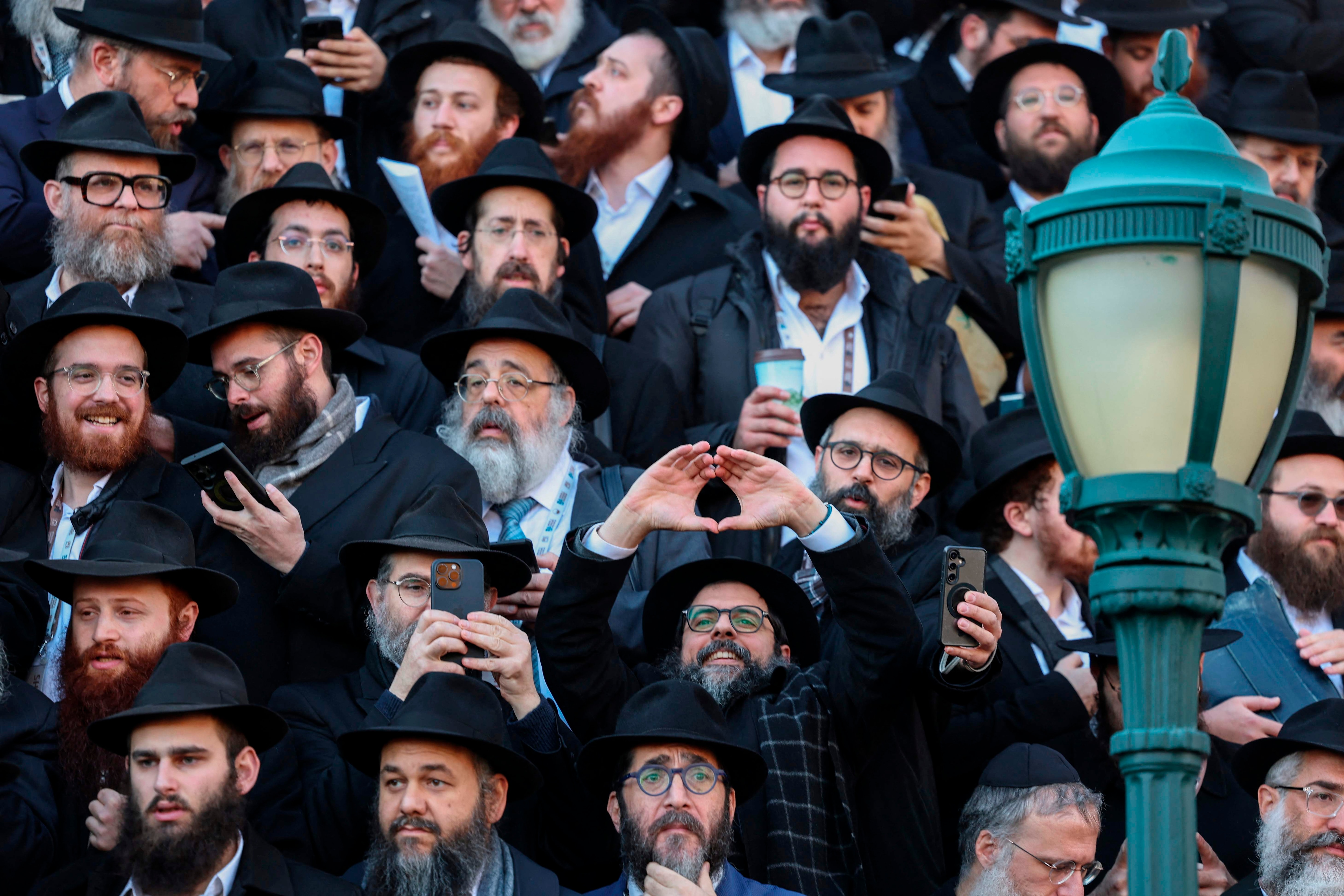 6500 rabbinere samlet til klassefoto i New York | Nyheder | DR
