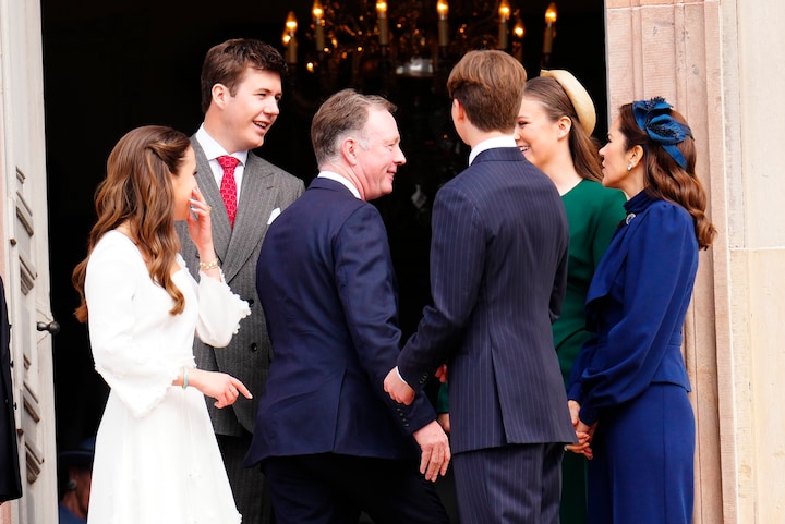 Familie og venner fejrer tvillingerne: Se billederne af de kongelige  konfirmander prins Vincent og prinsesse Josephine | Indland | DR