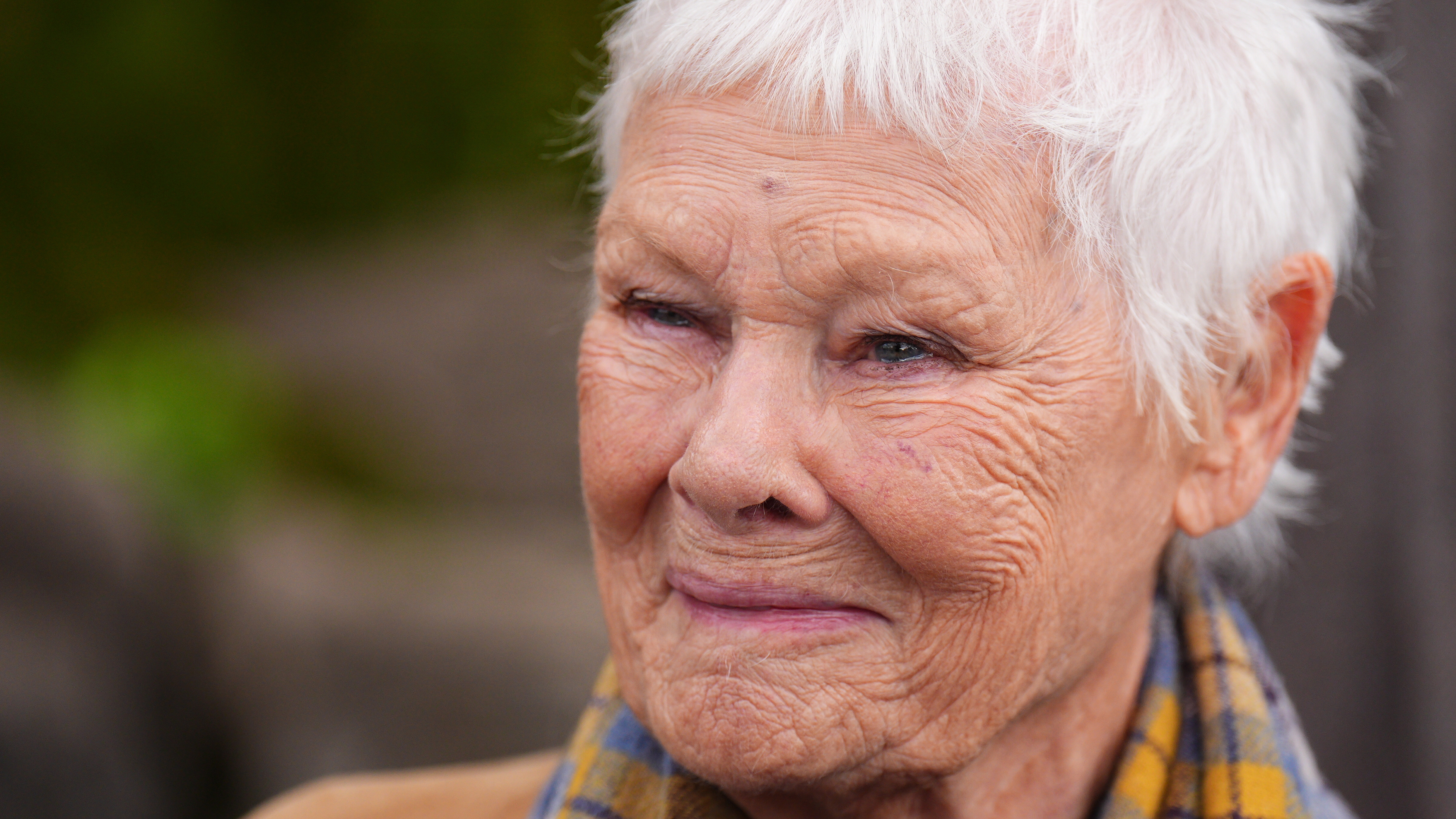 Dårligt syn forhindrer Judi Dench i at spille skuespil