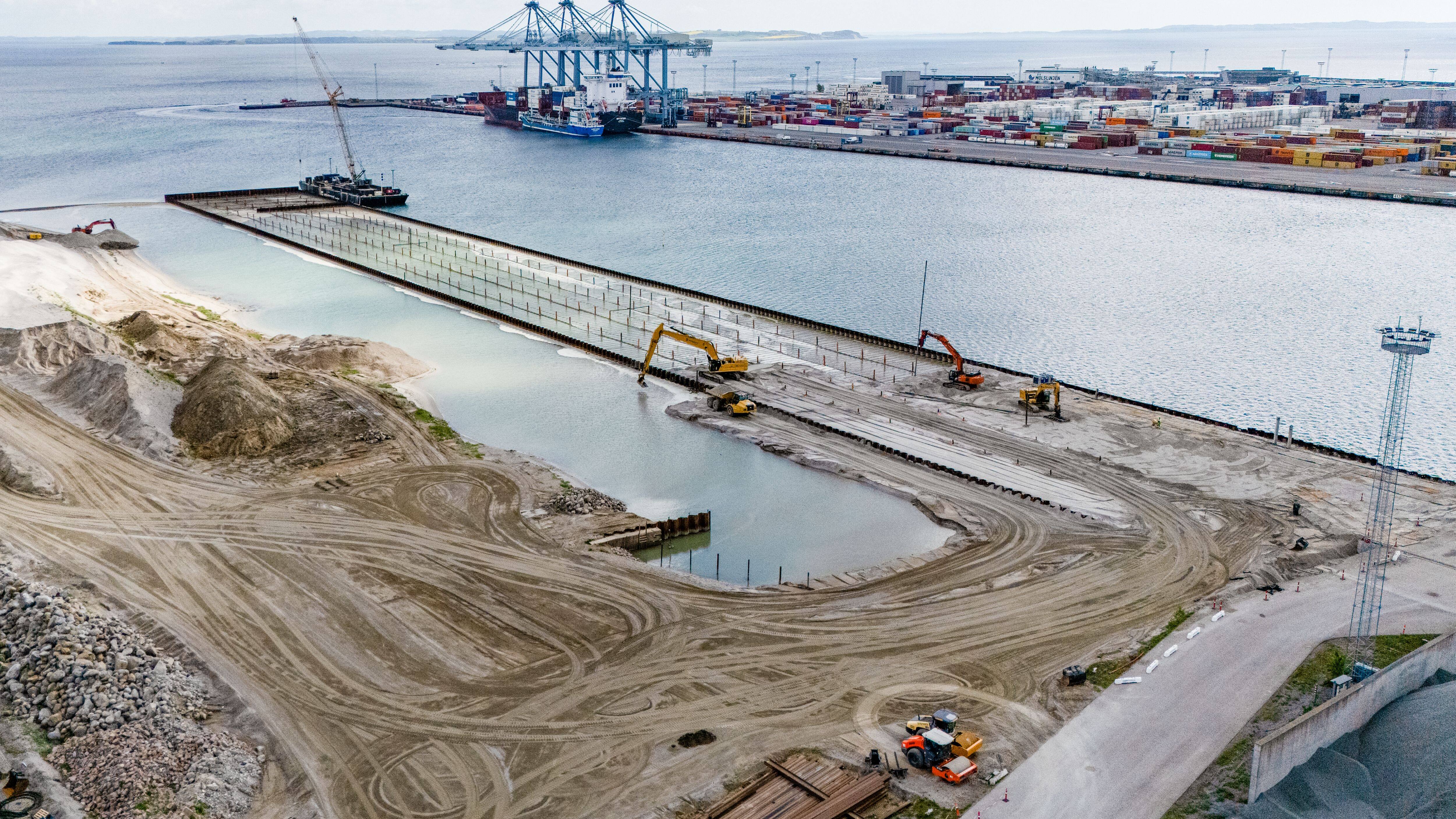 Her skal stå 142 meter høje containerkraner - nu vil politikere vide, om de kan stoppe det