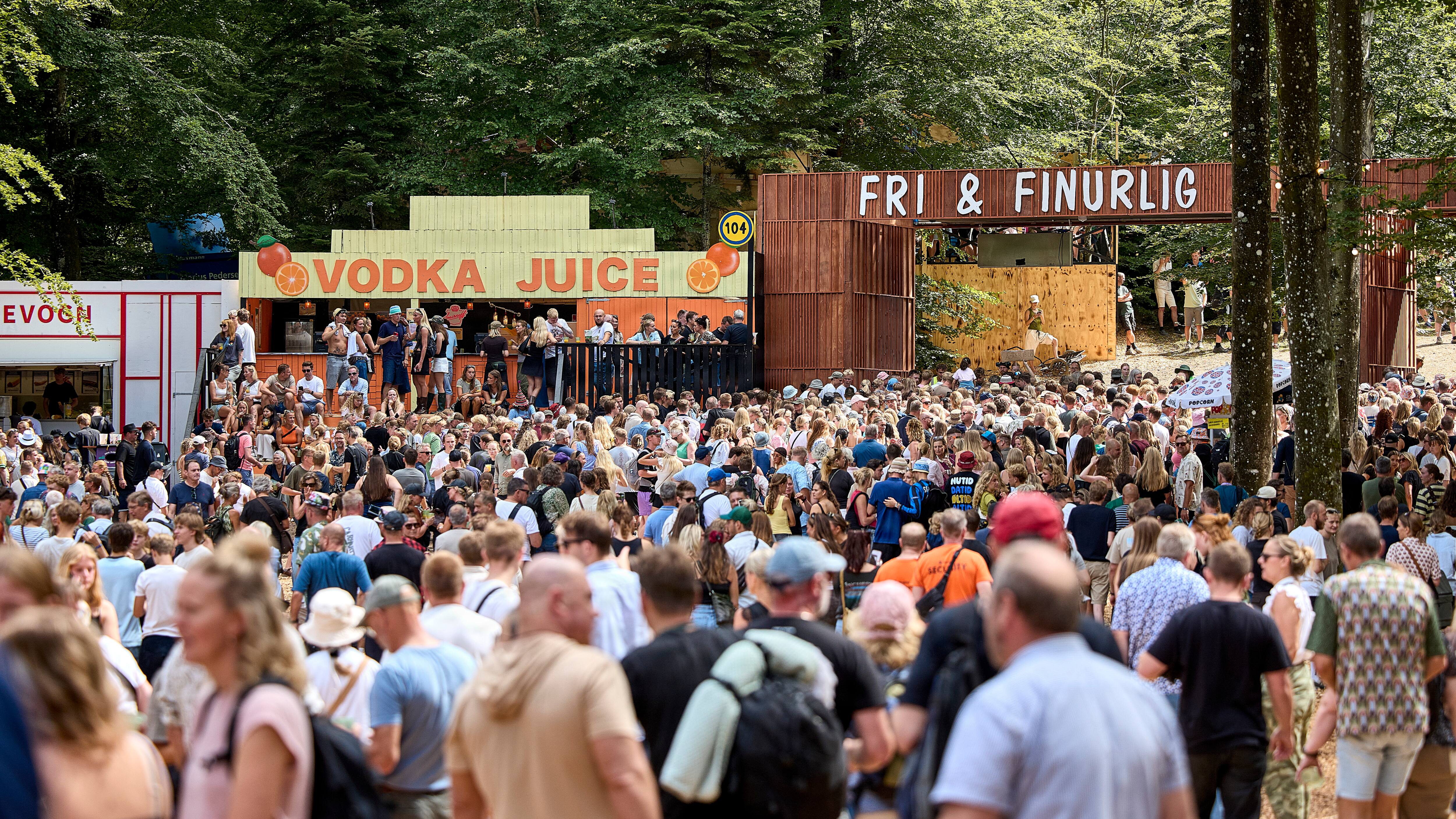 Smukfests mange gæster fylder i byen: Clara bruger to timer ekstra på at hente sin søn