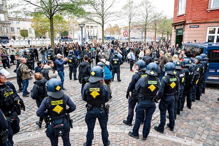 Pressefotografer blev slået under demo - chefredaktør vil anmelde sagen ...