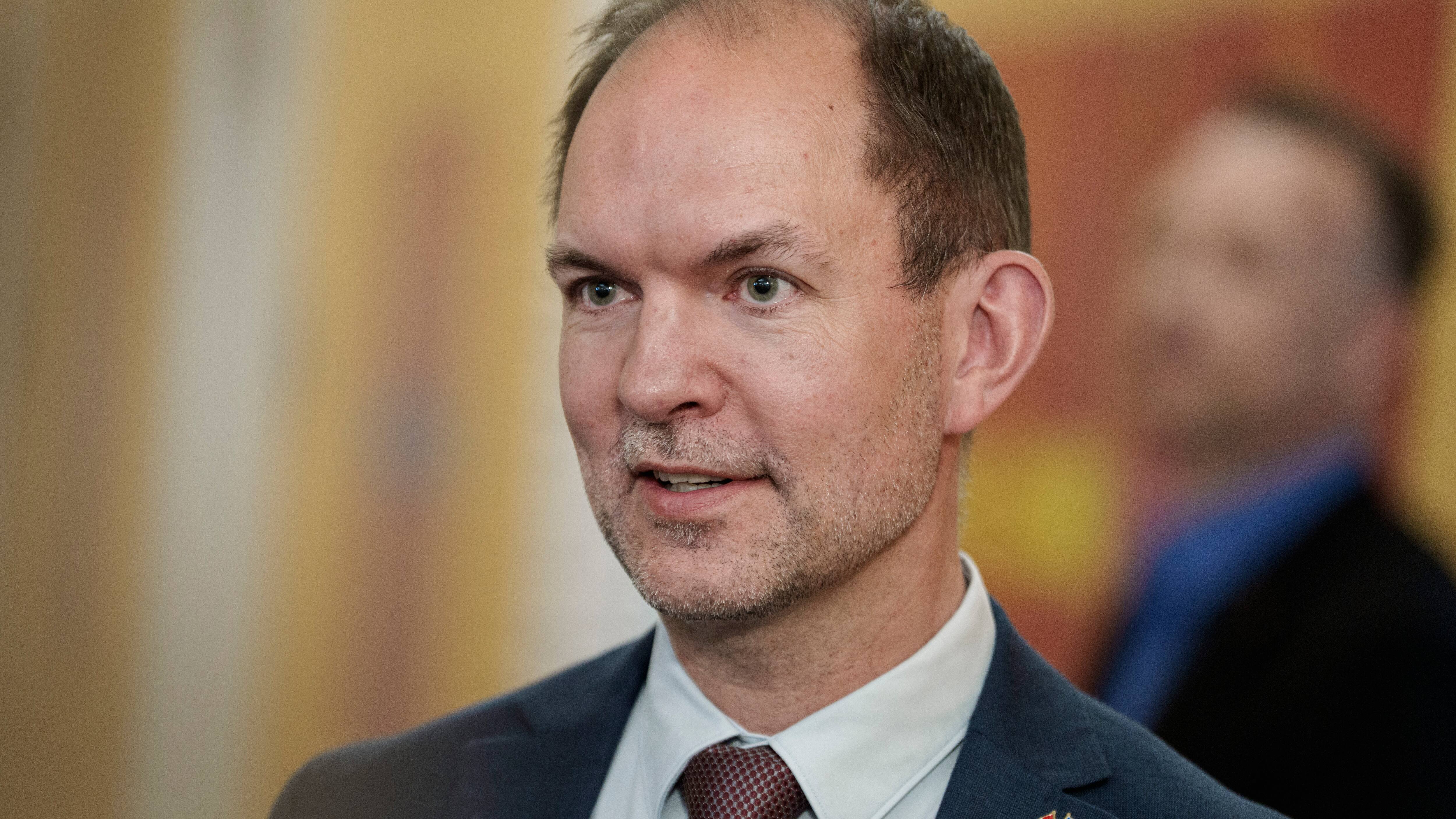 Forsvarsminister Jeppe Bruus rejser til Grønland