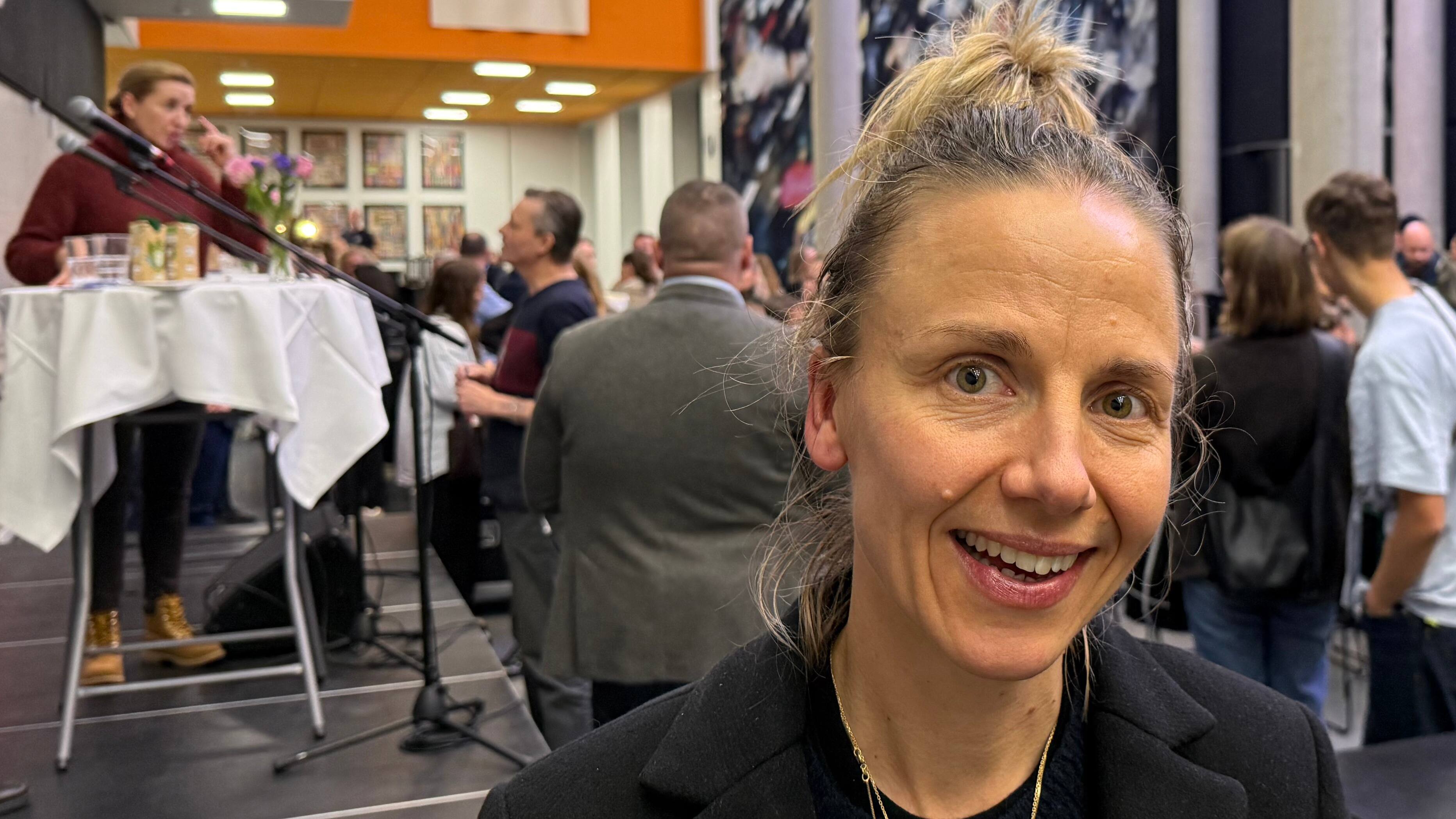 Stine fik aftenens største bifald, da 200 forældre mødte stats- og undervisningsministeren