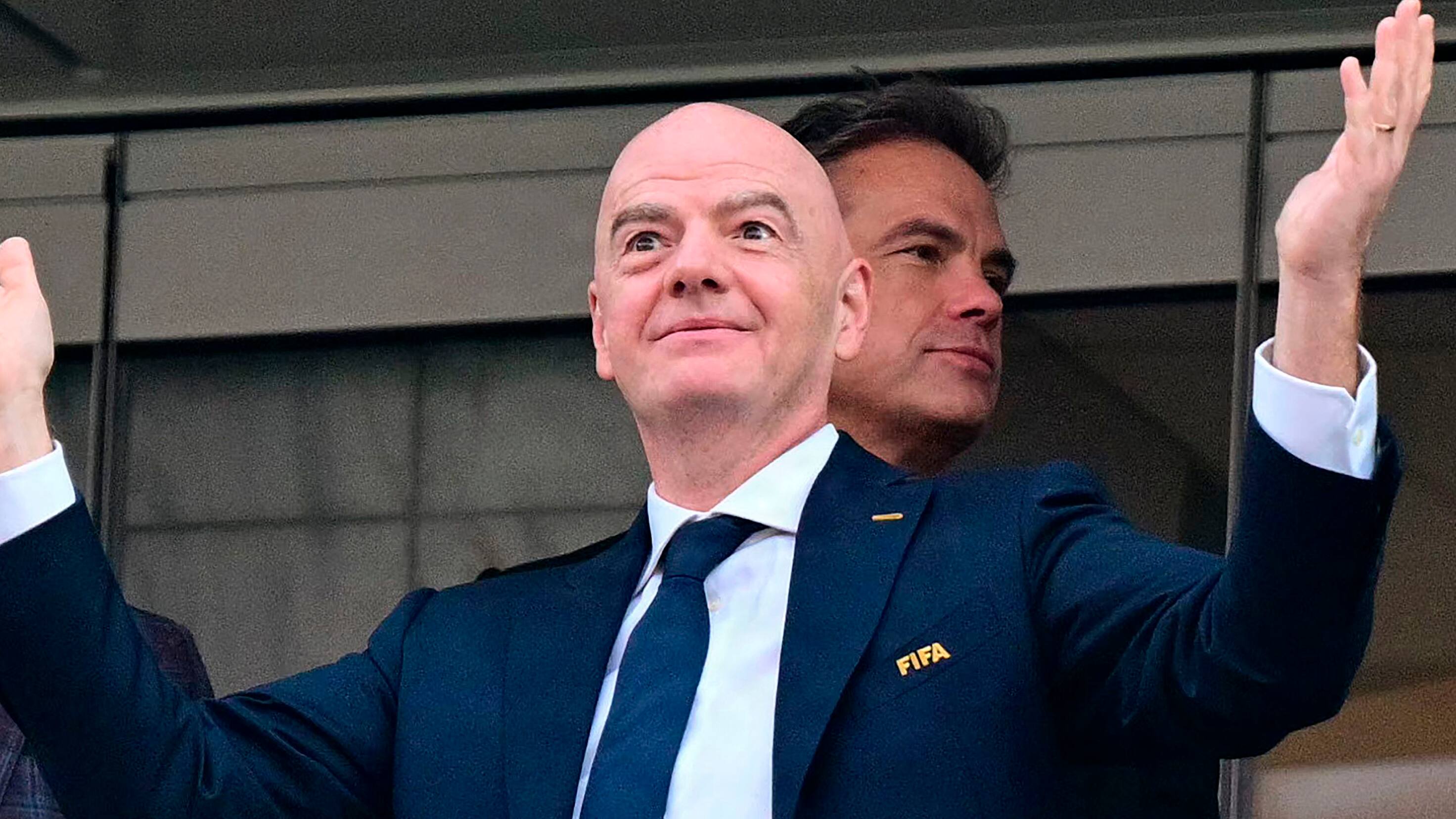 'Hold kæft-bolsje' og 'mærkværdig' trussel stopper næppe kritikken af Fifa