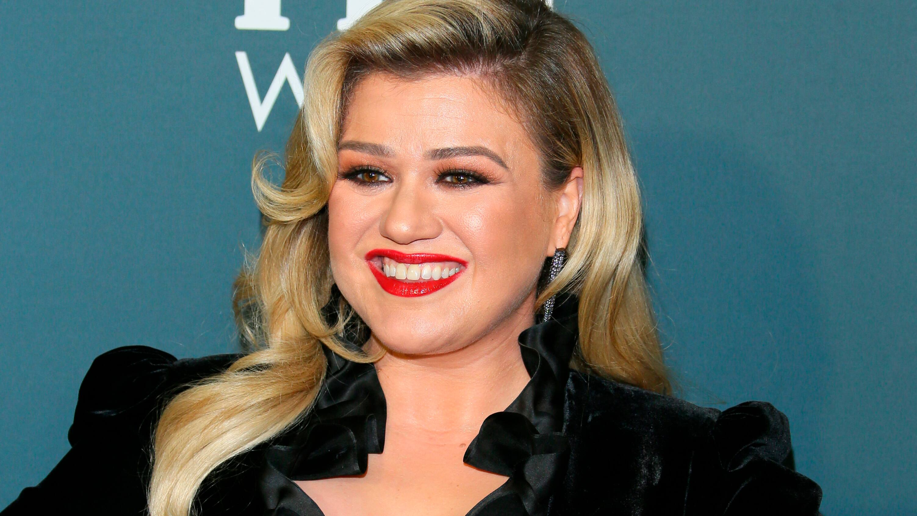 Kelly Clarkson spurgte til en mekanisk fugl. Nu skændes internettet om den