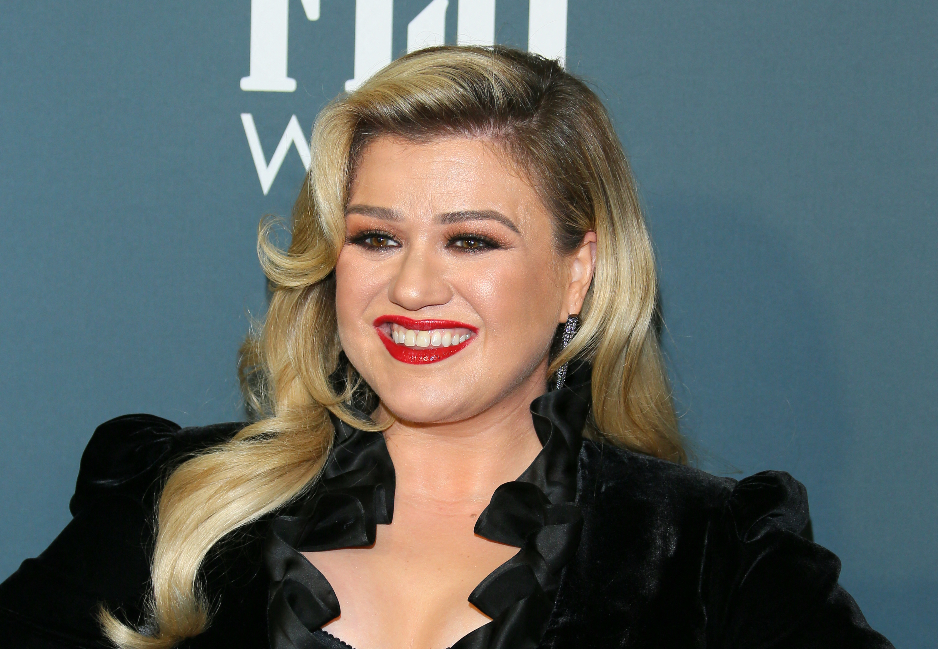 Kelly Clarkson spurgte til en mekanisk fugl. Nu skændes internettet om den