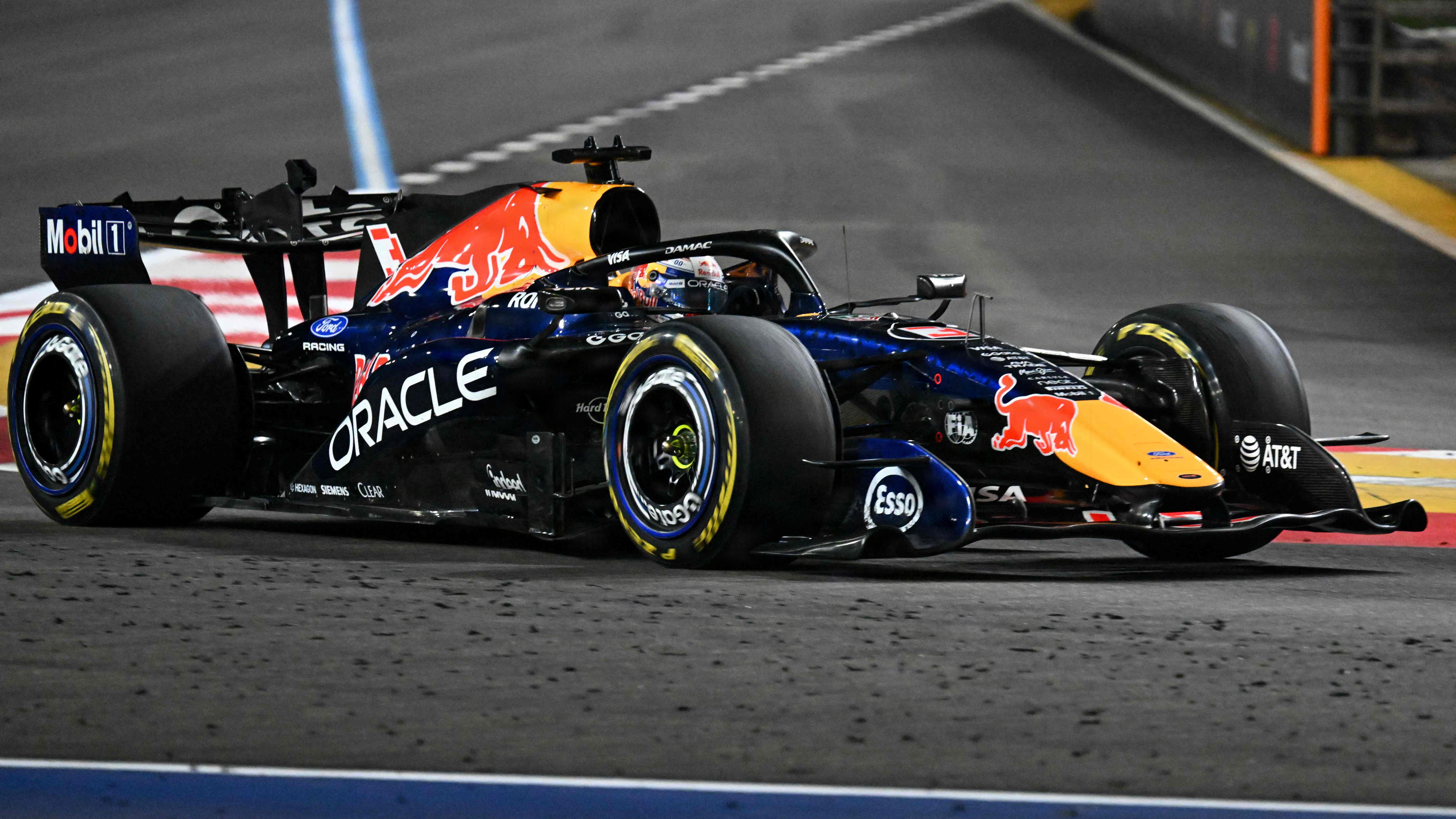 Max Verstappen vinder fra spids i Singapore
