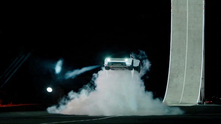 Tesla har præsenteret ny bil – og ja, den kan flyve | Teknologi | DR