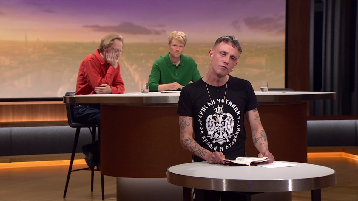 Kontroversiel T-shirt i Deadline skaber stor vrede – digteren lægger sig fladt ned