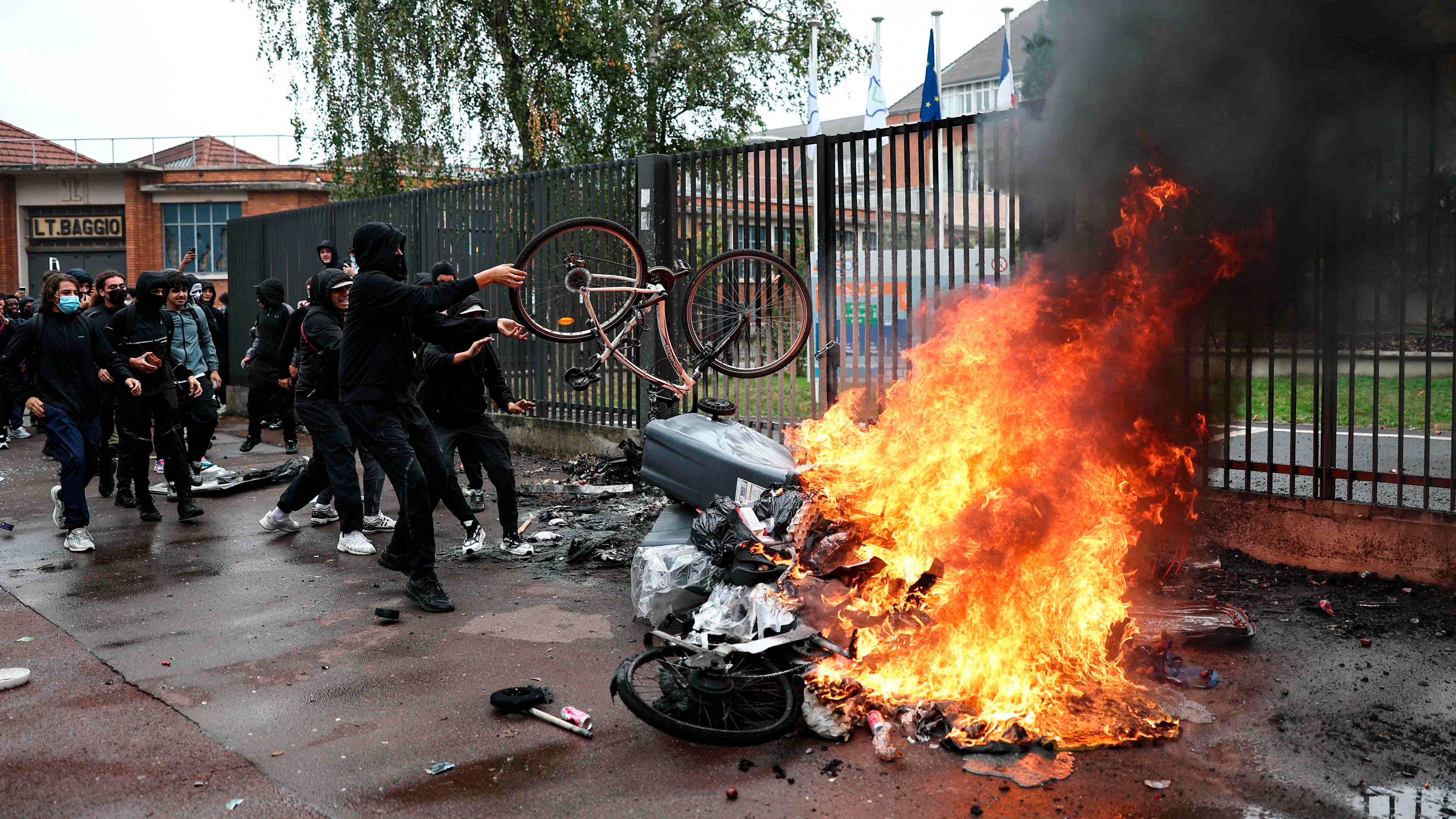 Over 400 anholdt under demonstrationer i Frankrig