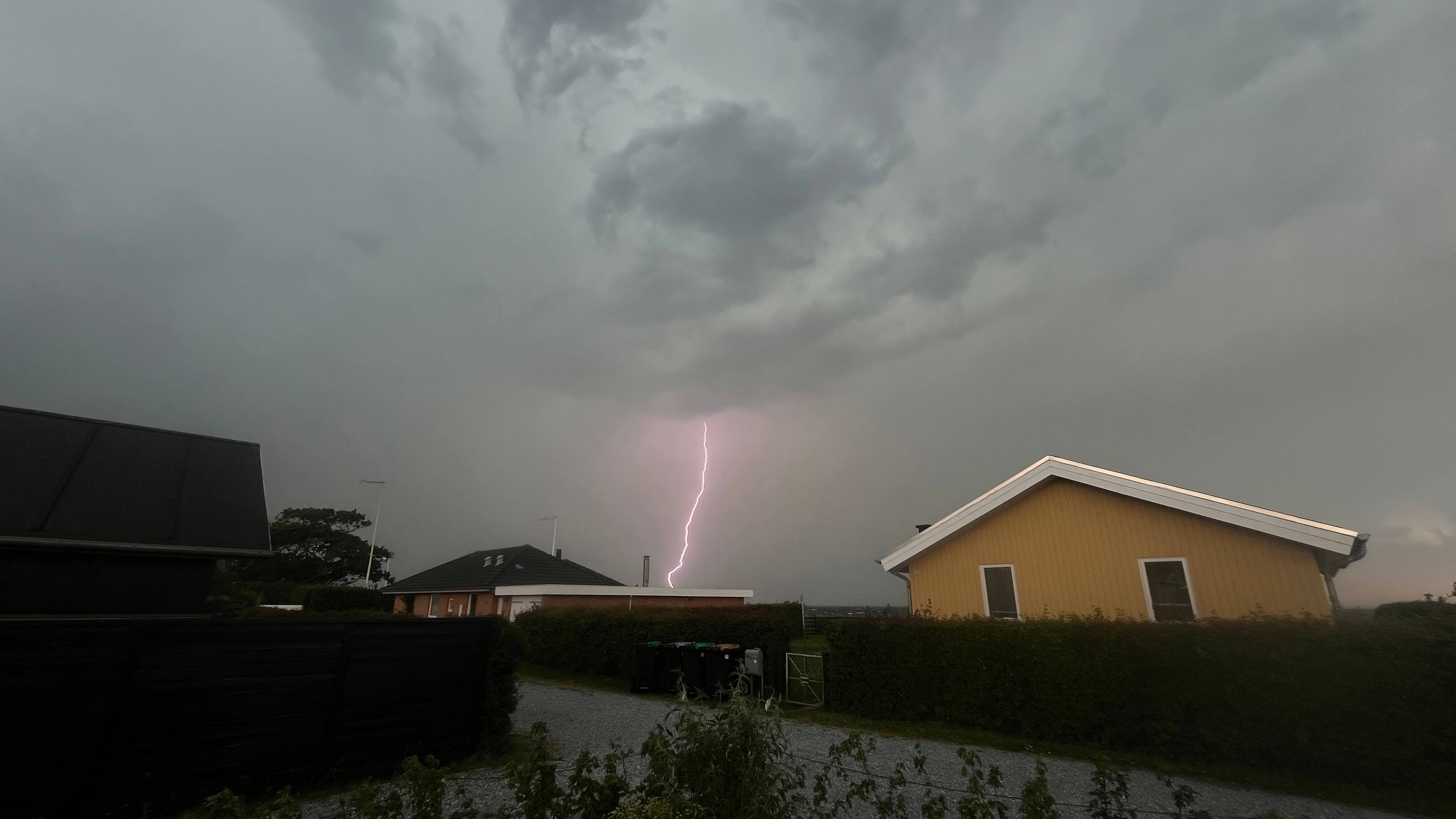 Voldsomt uvejr ramte i sommervarmen - med skybrud og kraftige vindstød