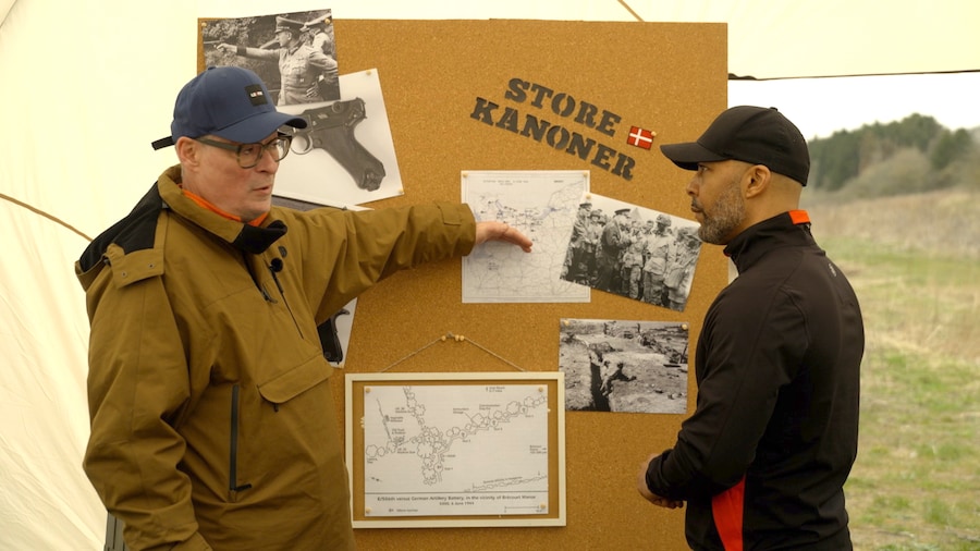 Rane Willerslev fortæller Marc Johnson om, hvordan Luger og Colt blev brugt i skyttegravene. (Foto: DR / © Simon Mouridsen /Lasse Egeskov)