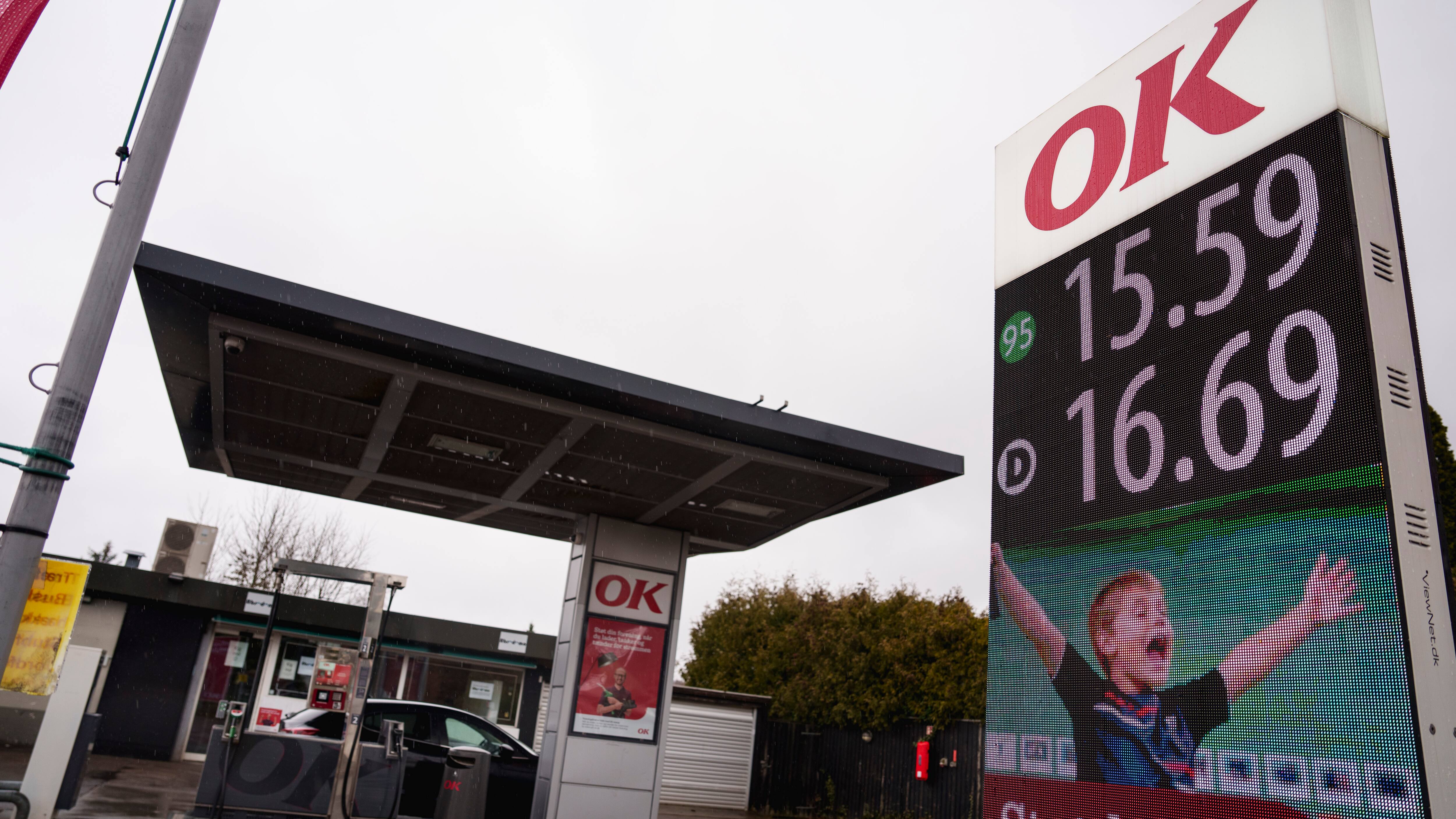 Brændstofsalg på tankstationer falder for tredje måned i træk