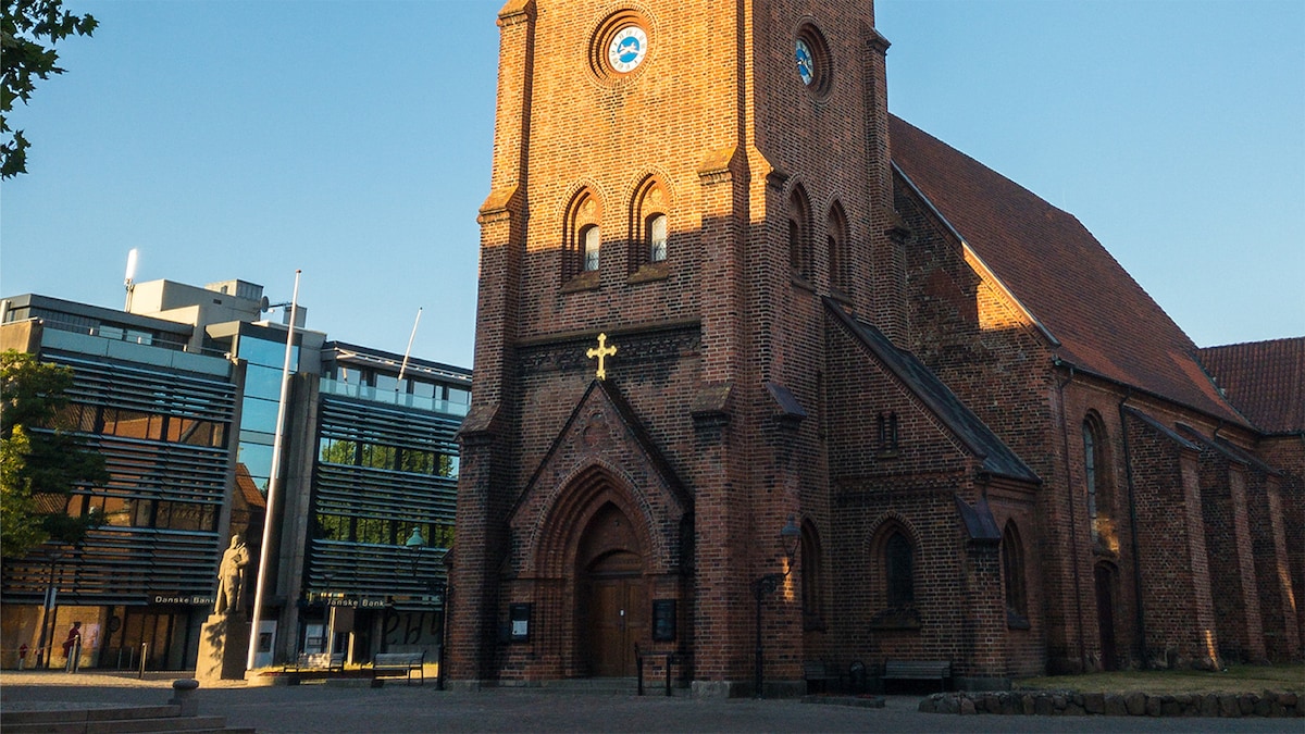 Mand dømt for tyveri af syv sakse og kors fra kirke