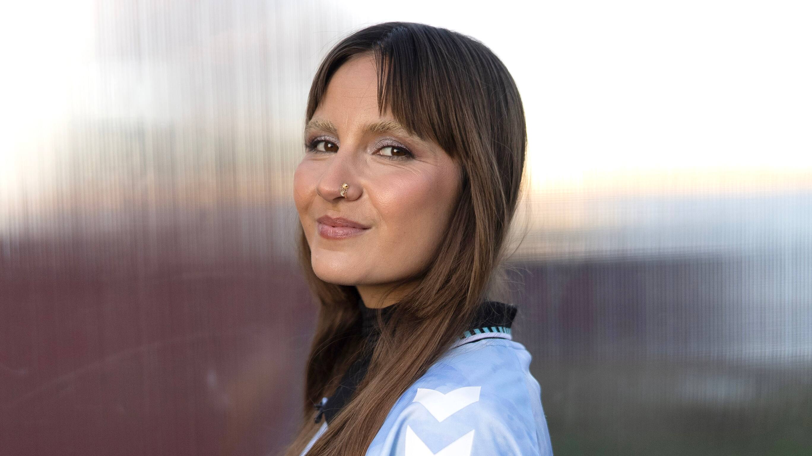 Luna taler syv forskellige sprog, og det gennemsyrer alt, hun laver