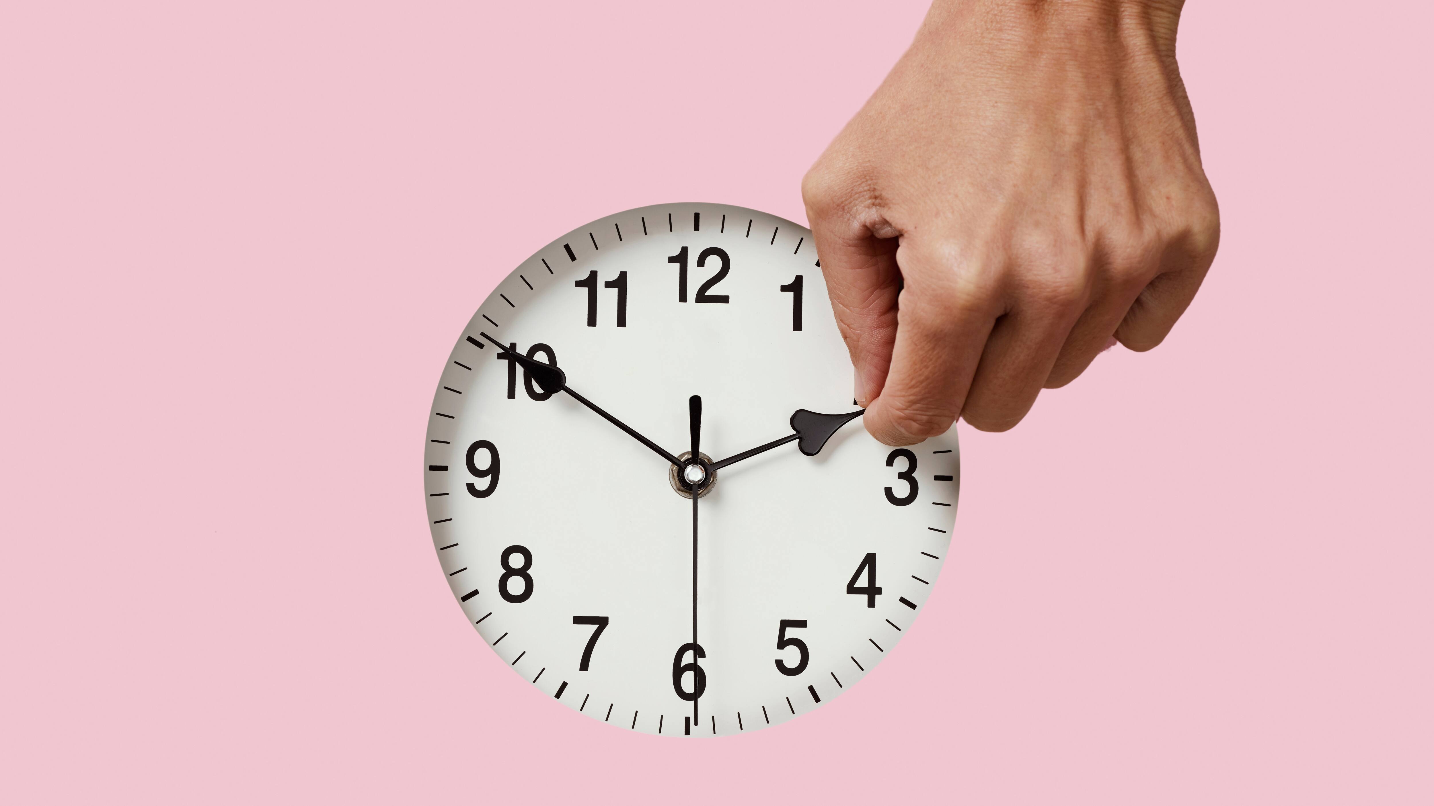 Natten til søndag hopper uret tilbage - men ved du egentlig, hvorfor dagene bliver kortere?