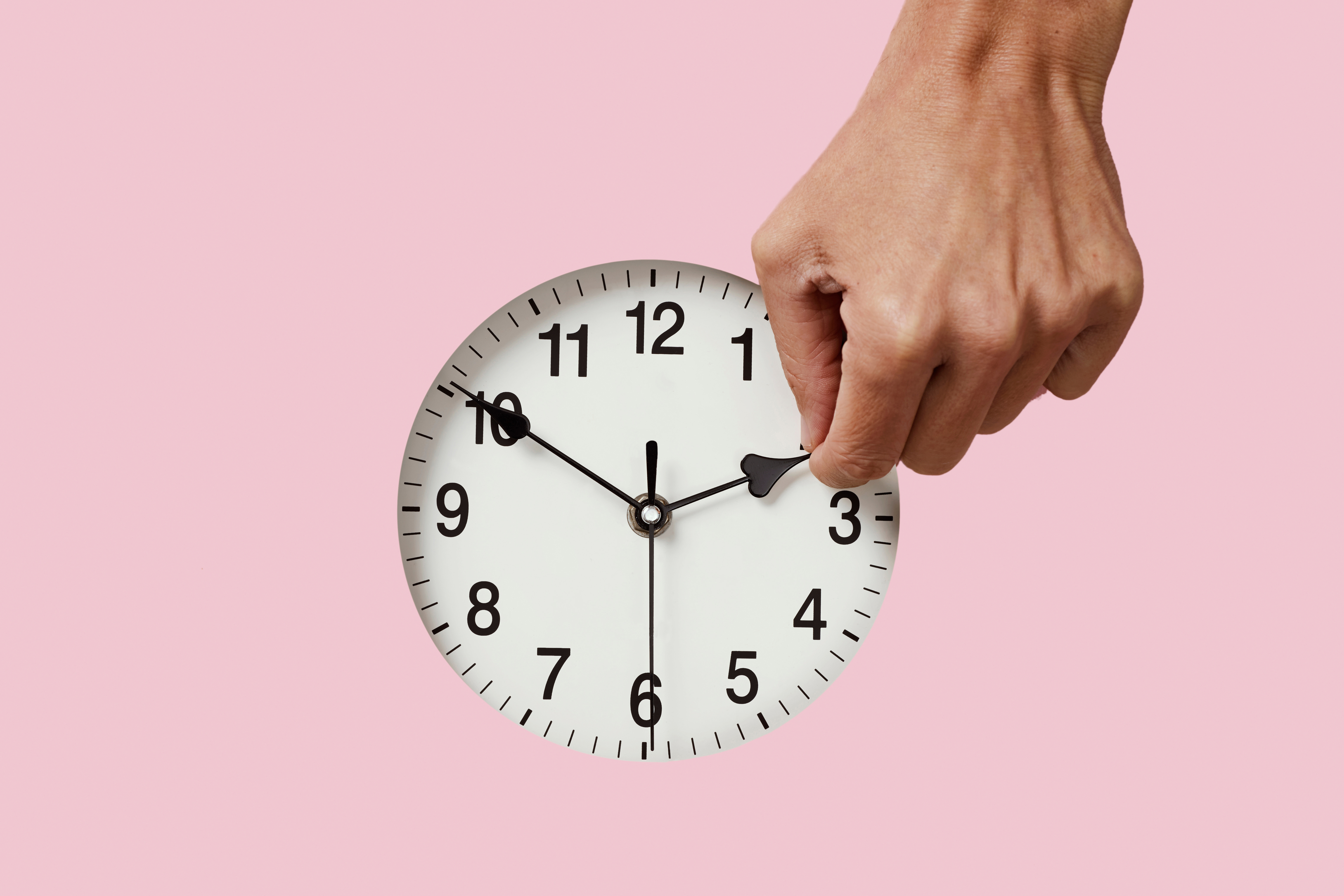 Natten til søndag hopper uret tilbage - men ved du egentlig, hvorfor dagene bliver kortere?