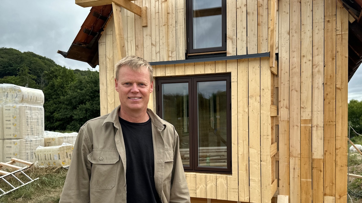 Hans bygger småt, men noget har overrasket ham