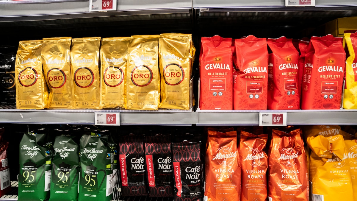 Regeringen gør igen klar til at sige farvel til bogmoms og kaffeafgift | Politik