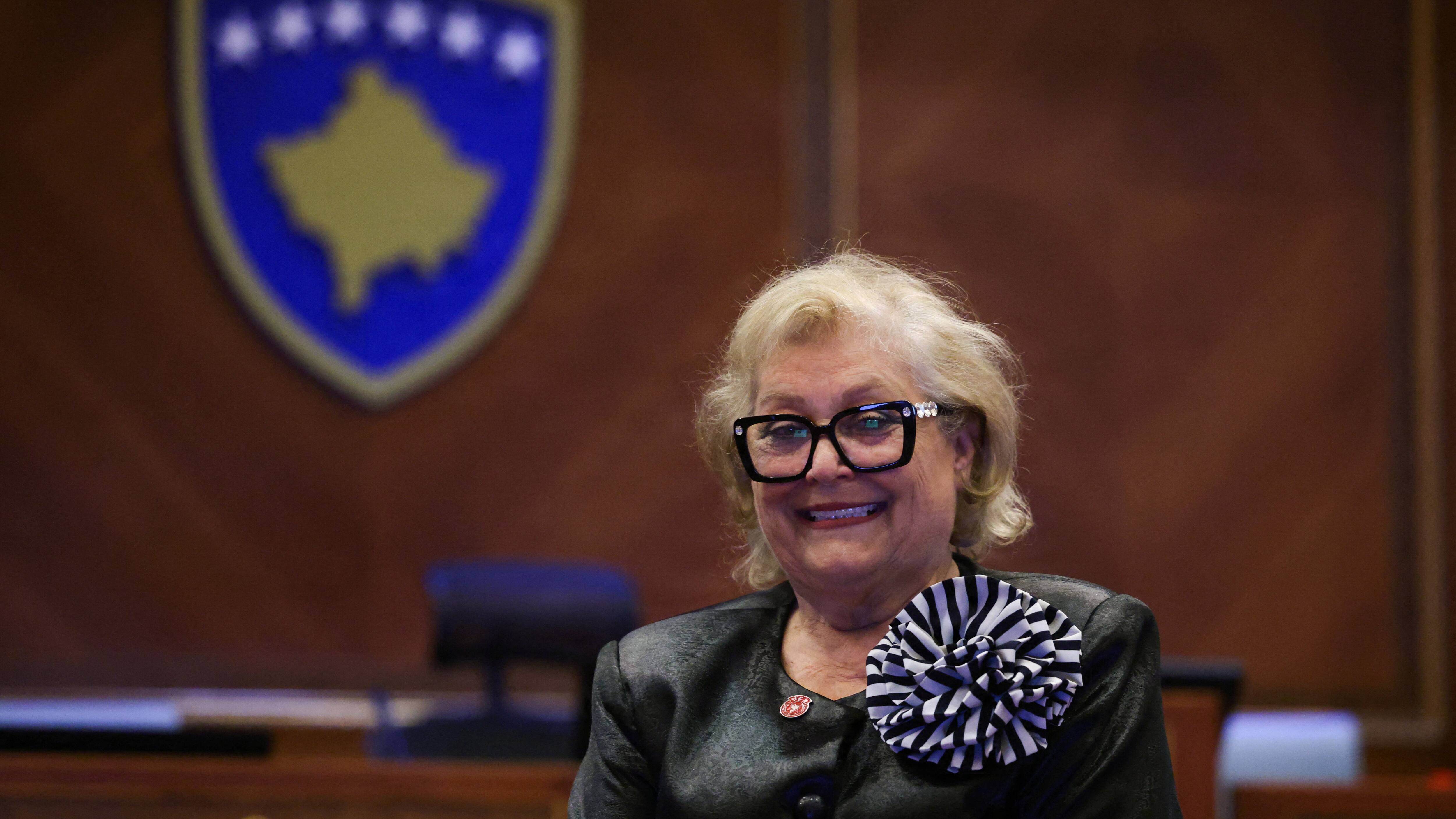 Kosovos parlament vælger præsident og afværger et nyvalg