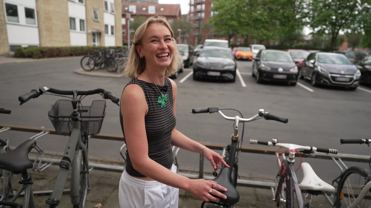 De unge har overhalet de ældre på elcyklen. Johanne gider ikke møde svedig ind til undervisning