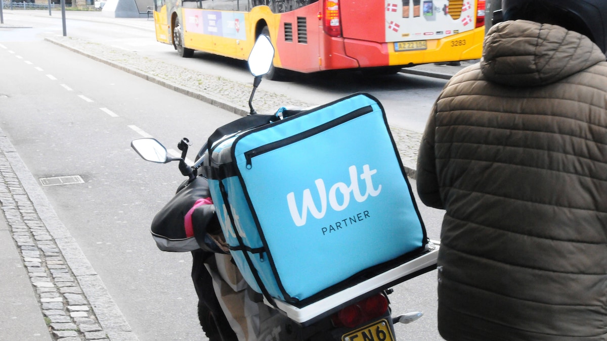 Wolt-bude strejker i protest mod faldende lønninger. Men de falder slet ikke, siger direktøren