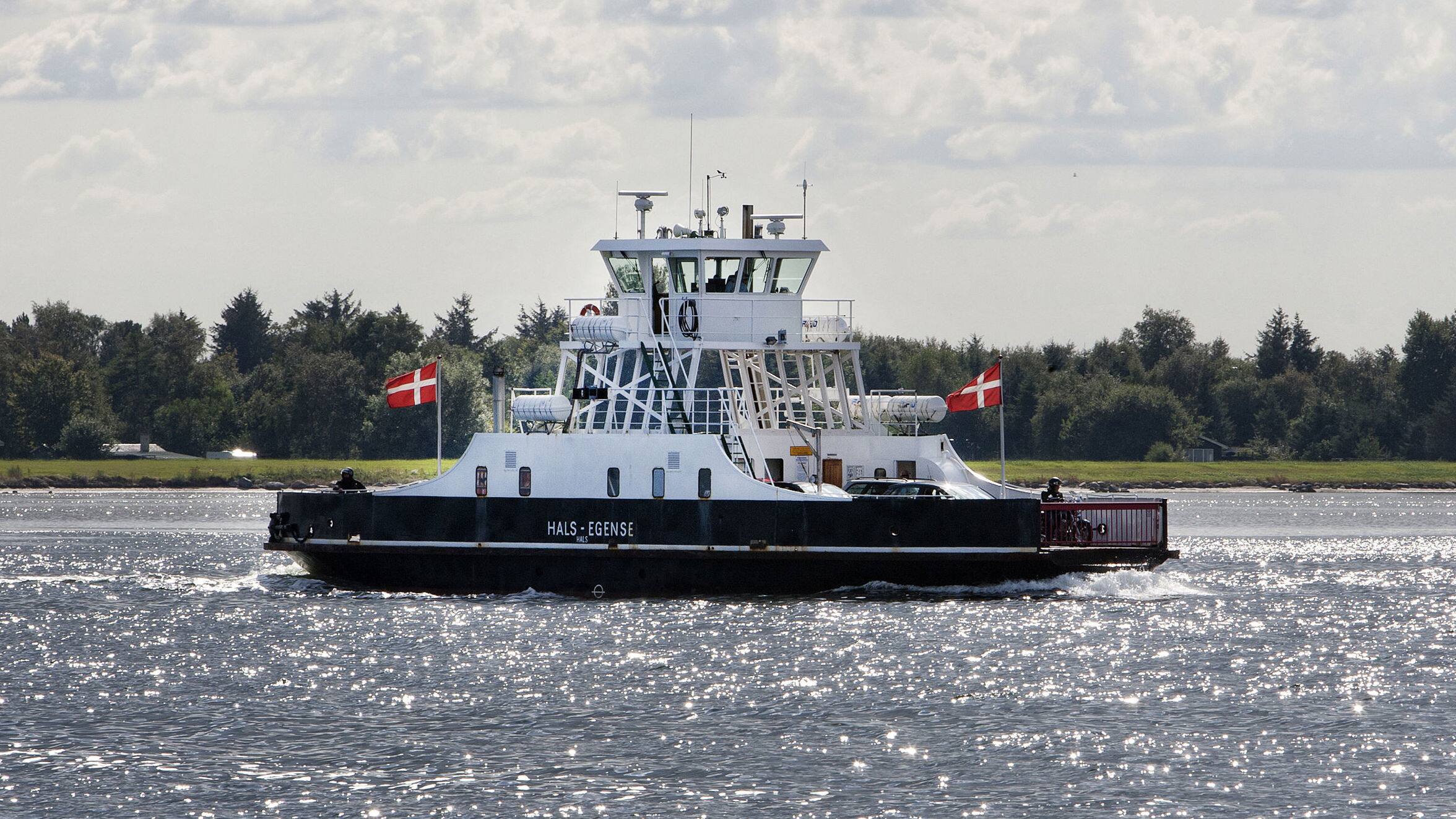 Sygemeldinger skaber timelange køer til færgen til turistdestination