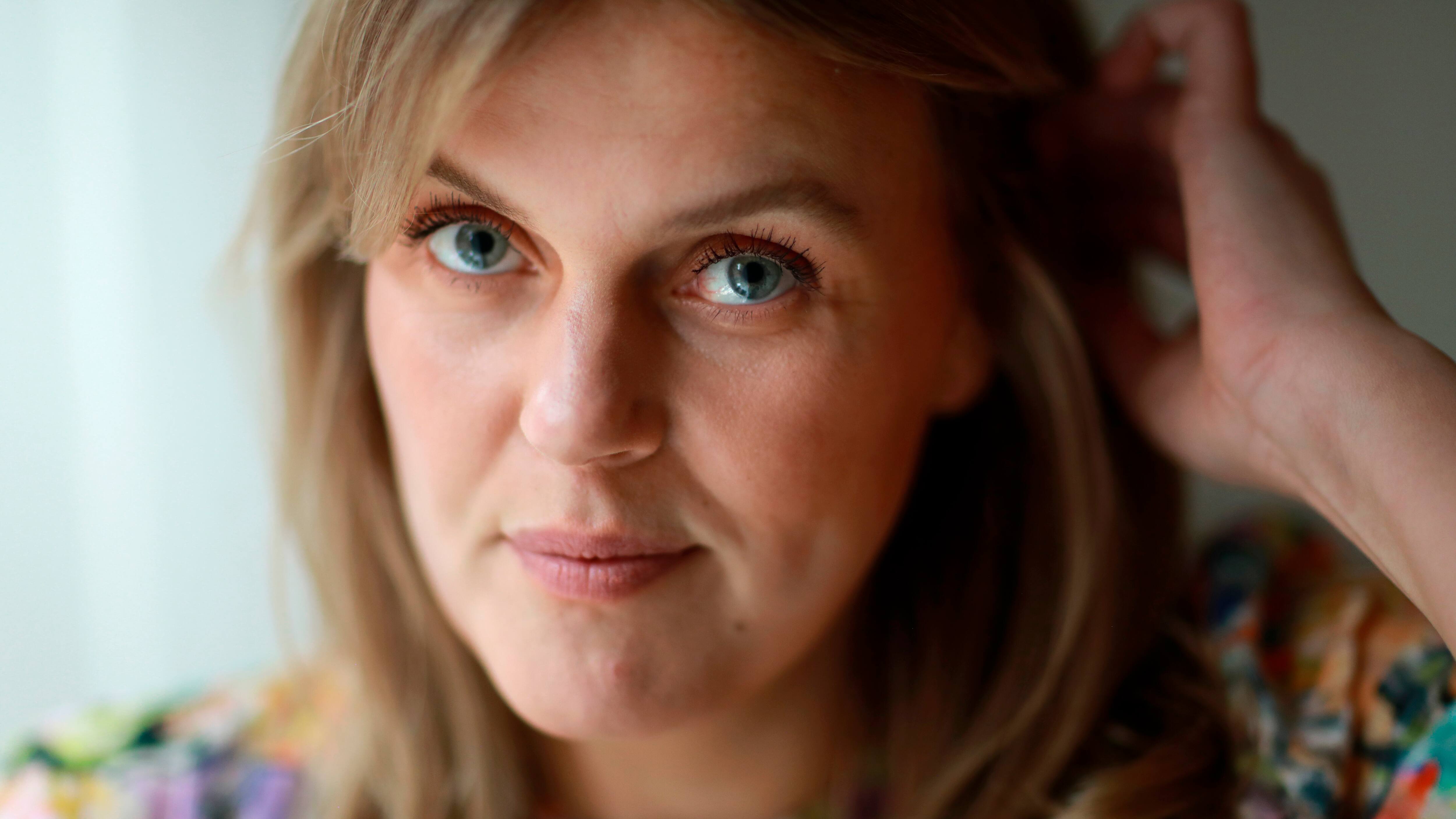 DR-vært havde barsk skoletid, men sangkonkurrence blev vendepunkt