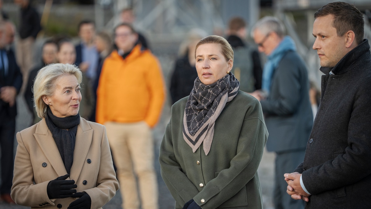 Statsminister Mette Frederiksen (S) og EU-Kommissionens formand Ursula von der Leyen besøgte sammen med Grønlands regeringsleder virksomheden Eutelsat Oneweb i Nuuk, Grønland, i sidste uge. (Foto: © Mads Claus Rasmussen, Ritzau Scanpix)