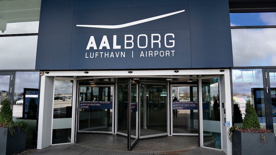 NEW RUSSIAN ATTACK ON DENMARK? ANOTHER DANISH AIRPORT FORCED TO CLOSE BECAUSE OF DRONES! Update: Several new illegal drones violated NATO airspace in Denmark Thursday — the drones, which are not the private commercial kind, invaded military areas as well as airports [Danish article, use a browser extension for translation] 🚨