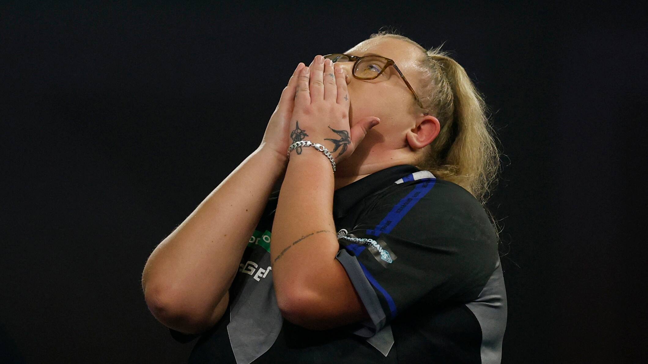 22-årig bliver den første kvinde til at vinde en professionel dartturnering