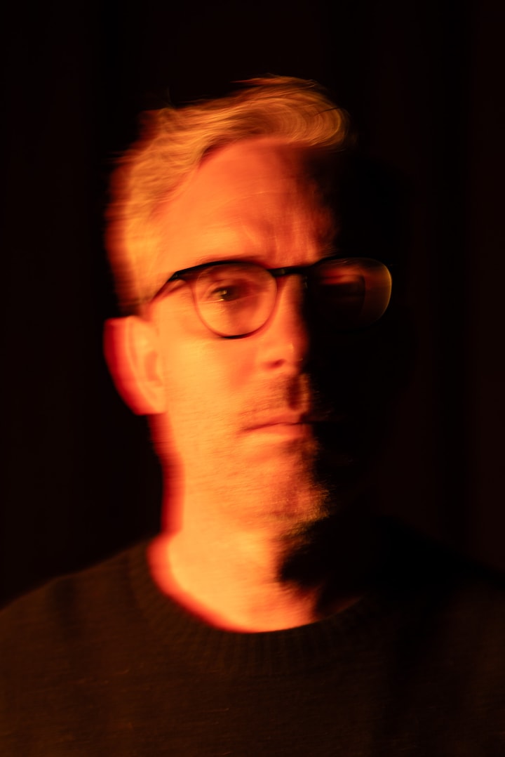 Jesper Dein ved ikke, om han lever længe nok til koncert i november - til gengæld er hans bisættelse planlagt fra ende til anden | Kultur | DR