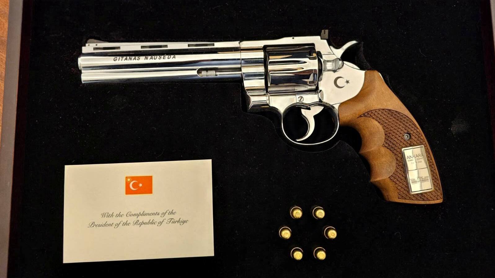Statsledere fik indgraveret revolver i gave af Erdogan ved topmøde