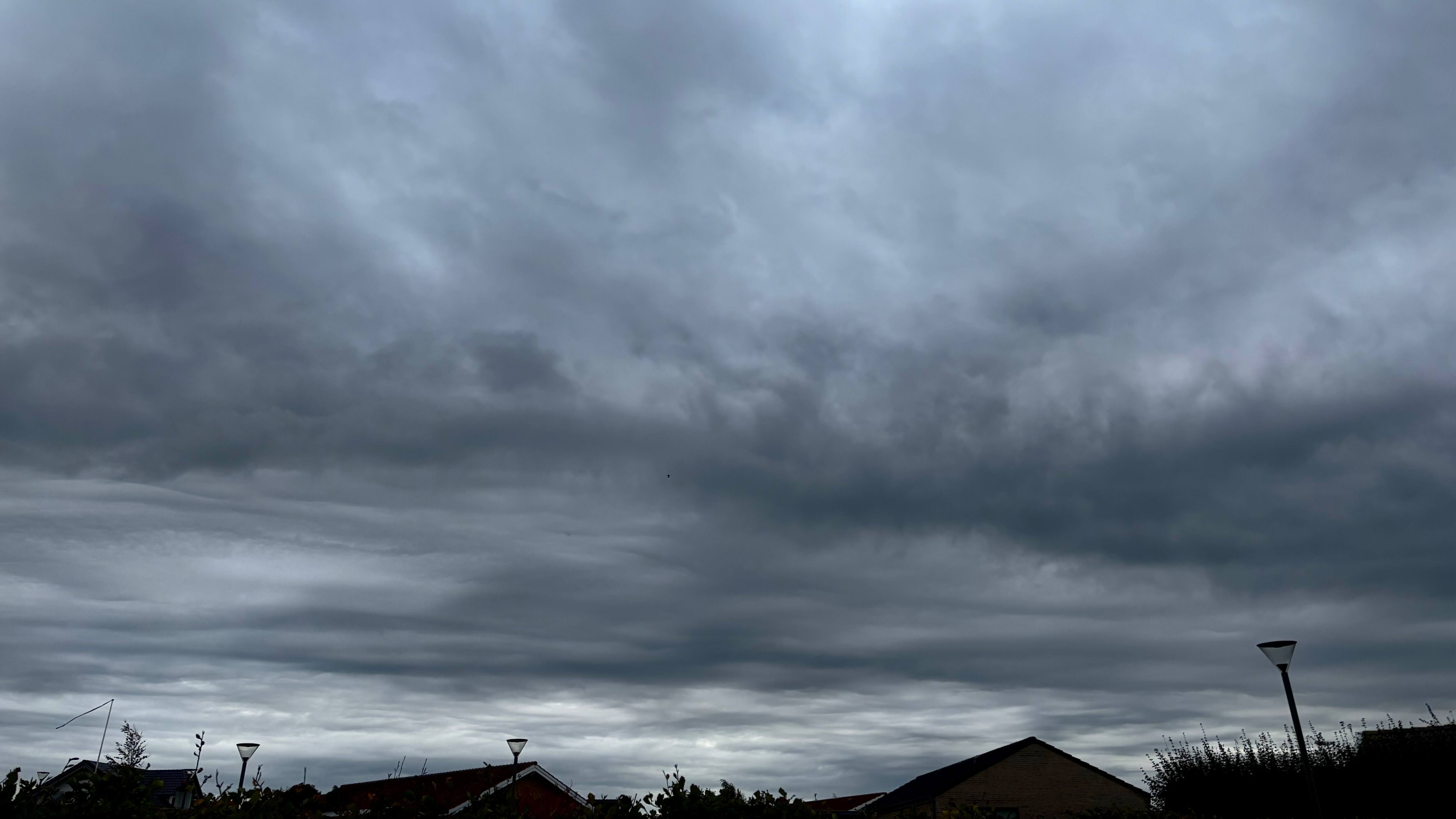 Boelo på vej: Se, hvor vindstød af stormstyrke og intens regn rammer søndag