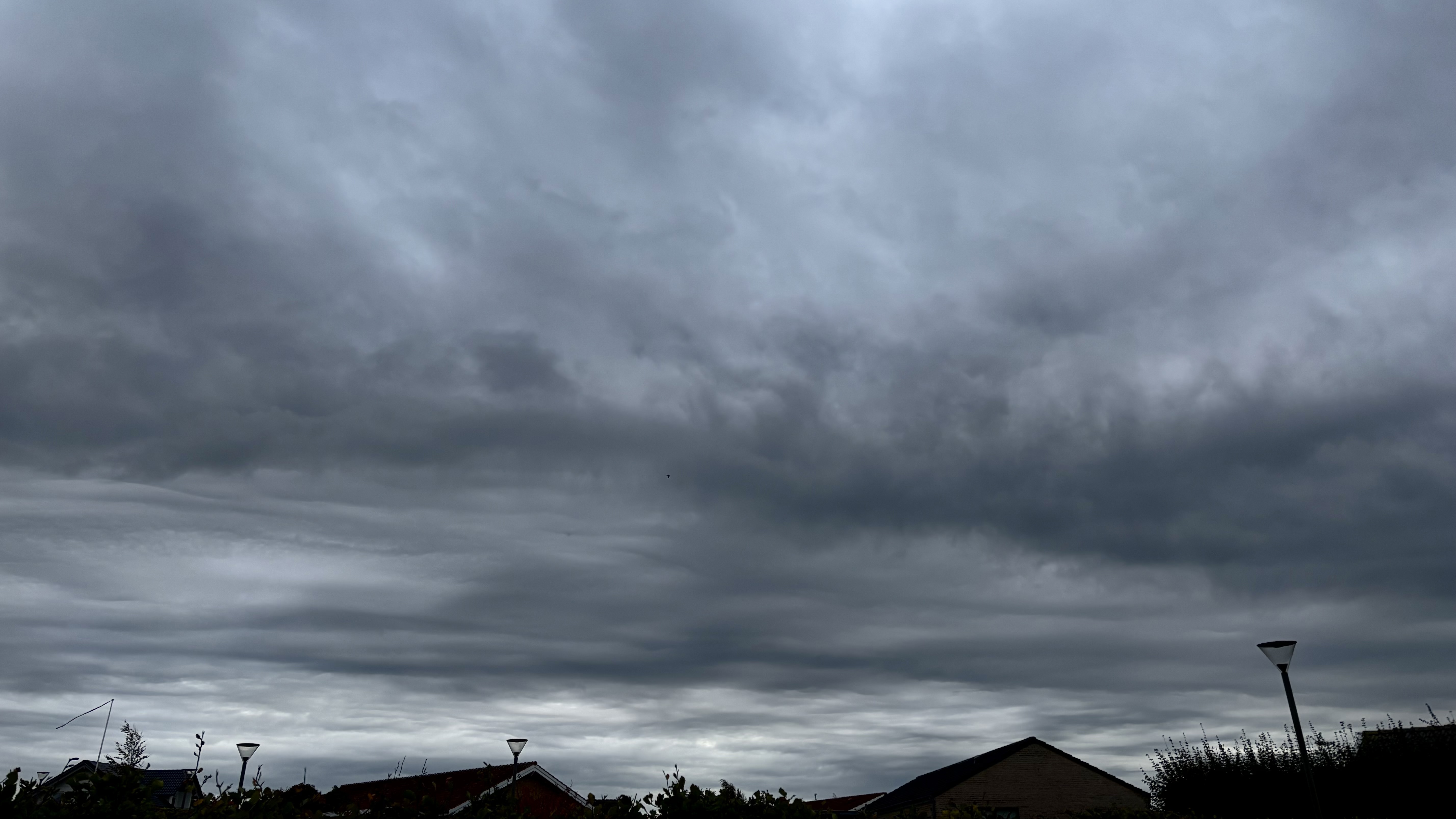 Boelo på vej: Se, hvor vindstød af stormstyrke og intens regn rammer søndag