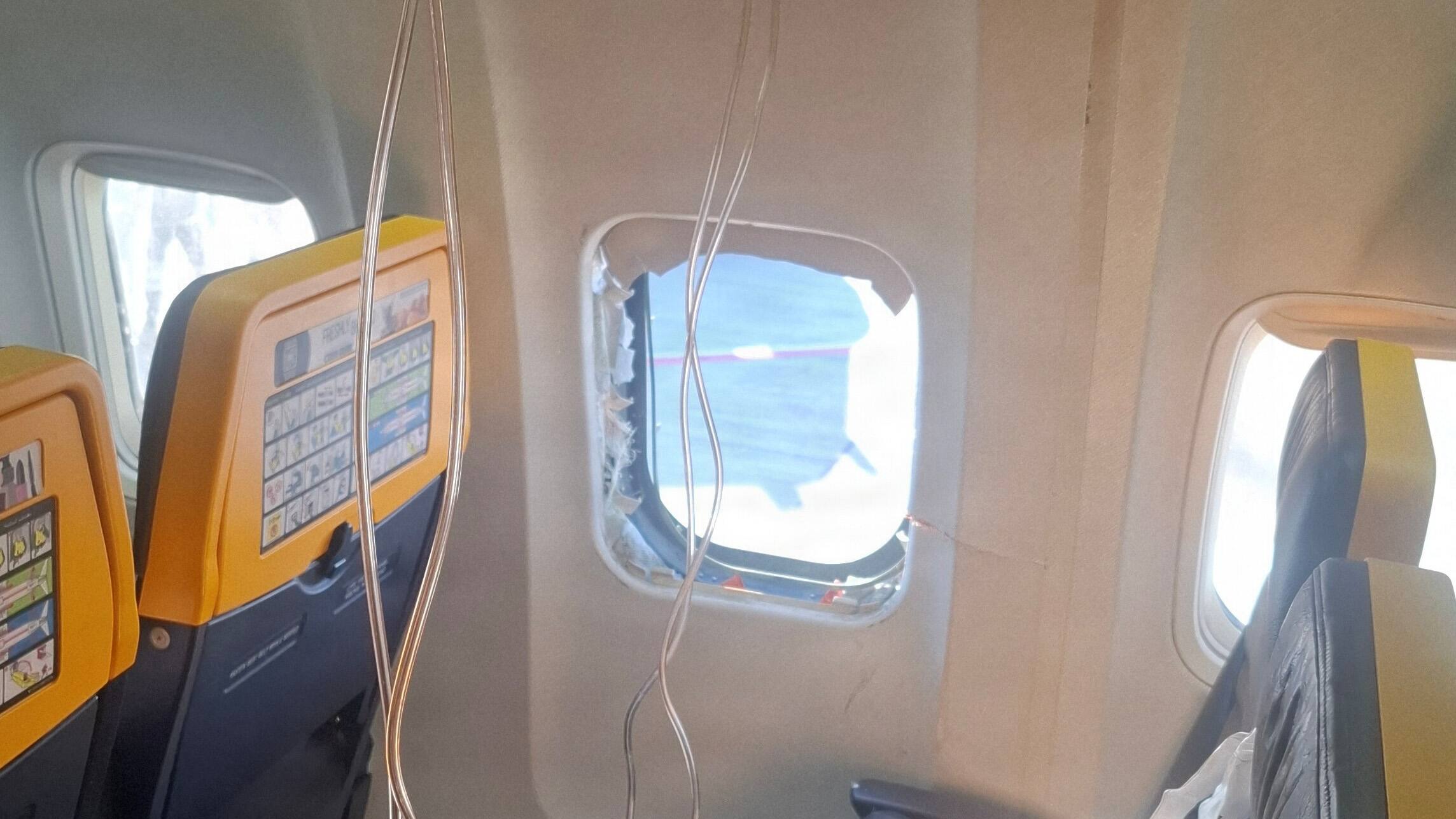 Ryanair forsikrer, efter passager blev delvist suget ud af vindue: Vores fly er sikre
