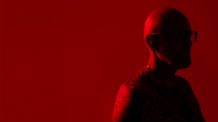 Ung rapper med pistol og elefanthue