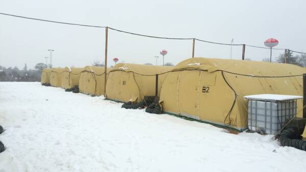 Asylansøgere bo i telte – selvom Røde Kors har plads i huse | Indland | DR