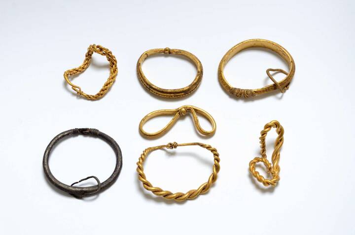 Mark var fyldt med vikingeguld: Arkæologer finder over 150 smykker | Syd- Sønderjylland | DR