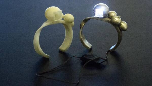 BILLEDER Smart-smykker gøre livet magisk | Tech | DR