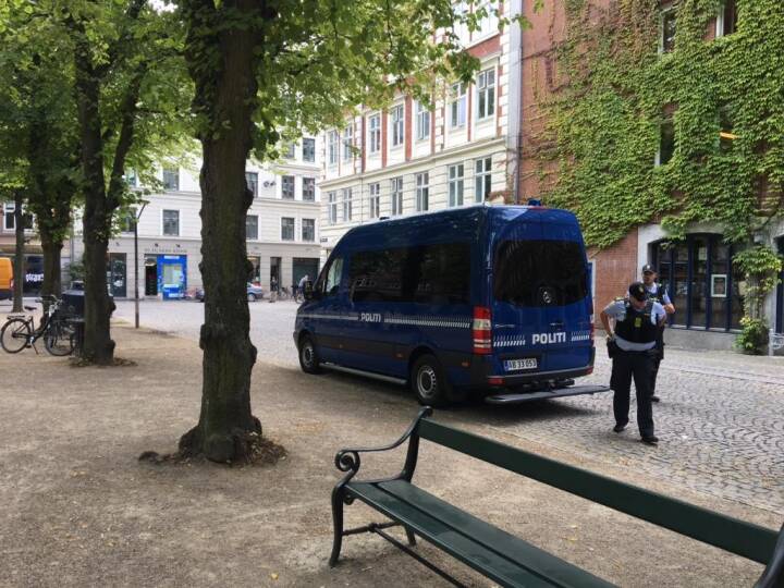 Politiet i Aarhus: Mobil politistation stopper en bandekonflikt alene | |