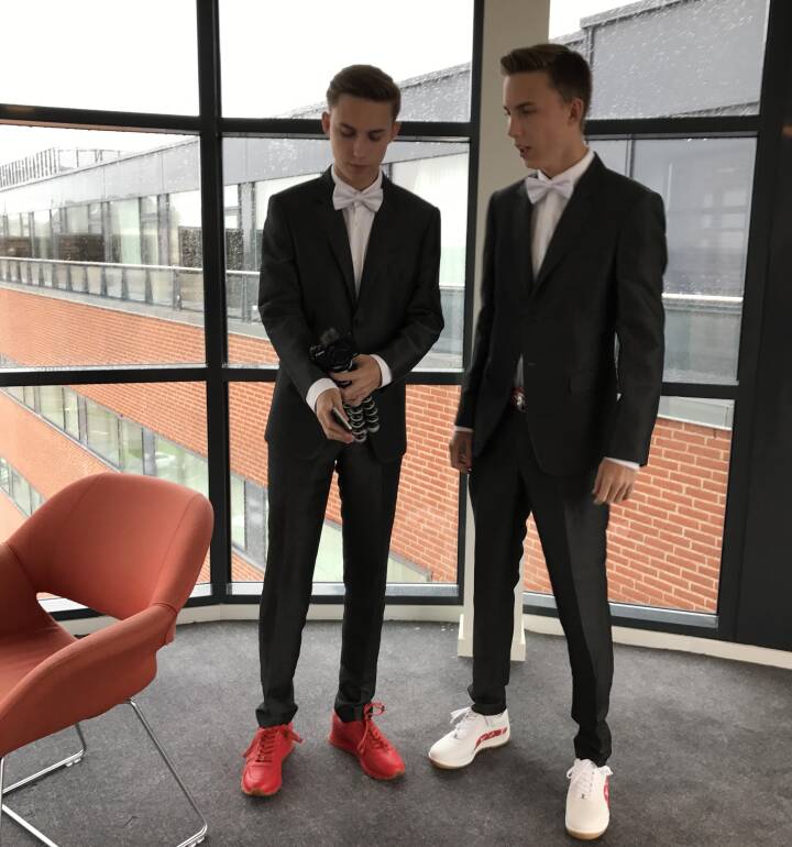 Hæl Bære bekendtskab 18-årige tvillinger bygger med klodser online: Vi tjener mere end vores  forældre | Syd- og Sønderjylland | DR